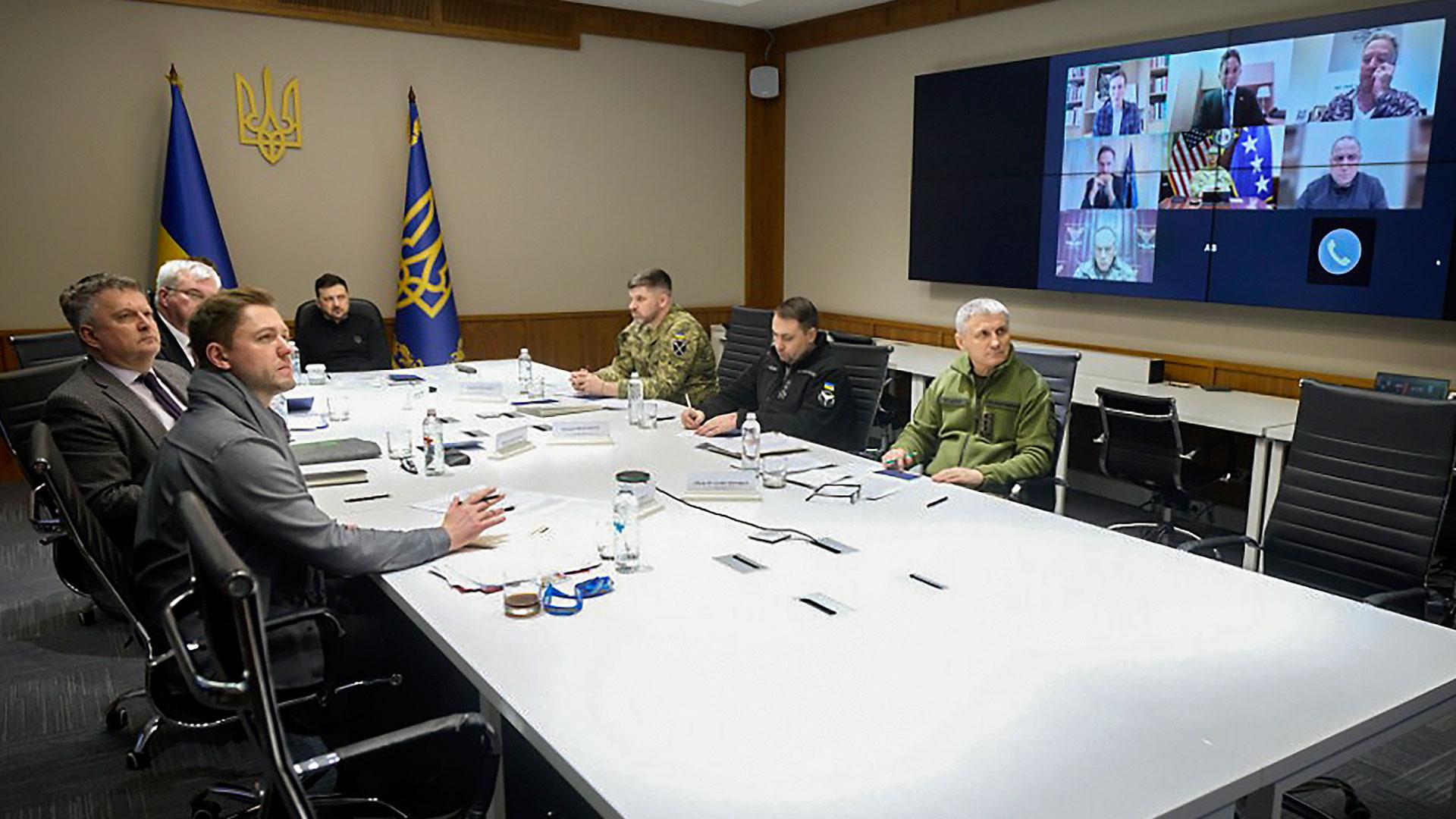 El presidente ucraniano Volodymyr Zelensky junto con miembros de su equipo mantienen una videollamada con funcionarios estadounidenses centrada en uno de los tres documentos de paz