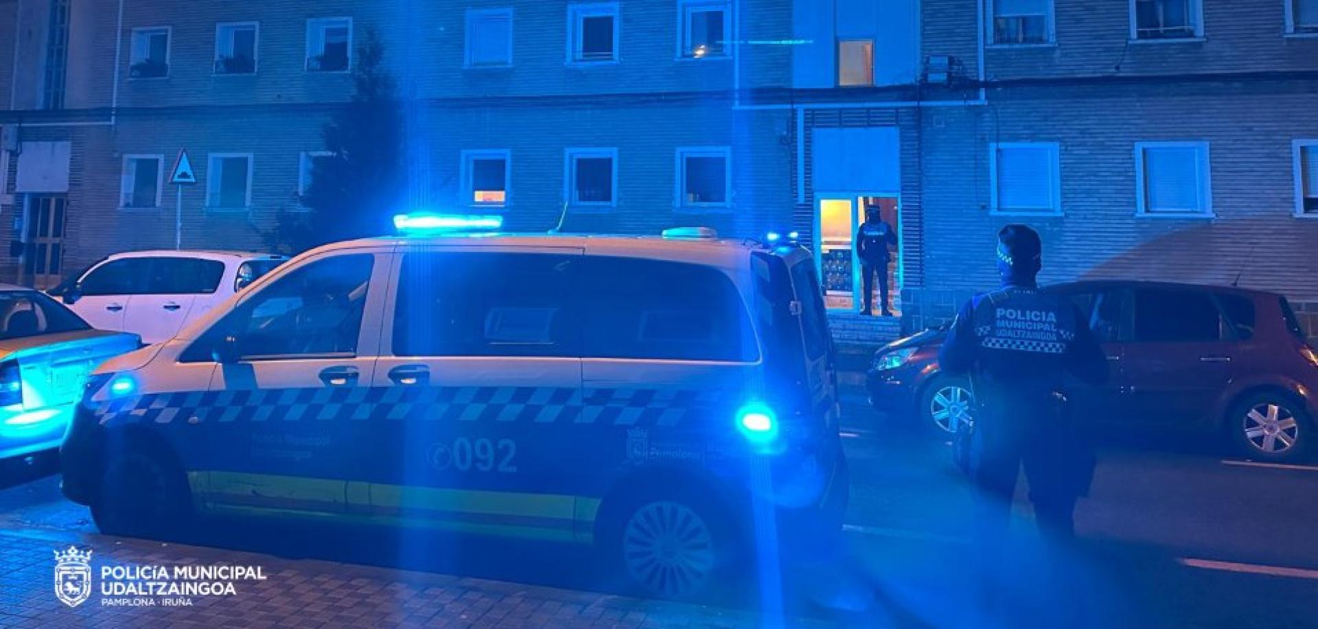 Dispositivo policial en la calle Larrasoaña de la Txantrea, este jueves