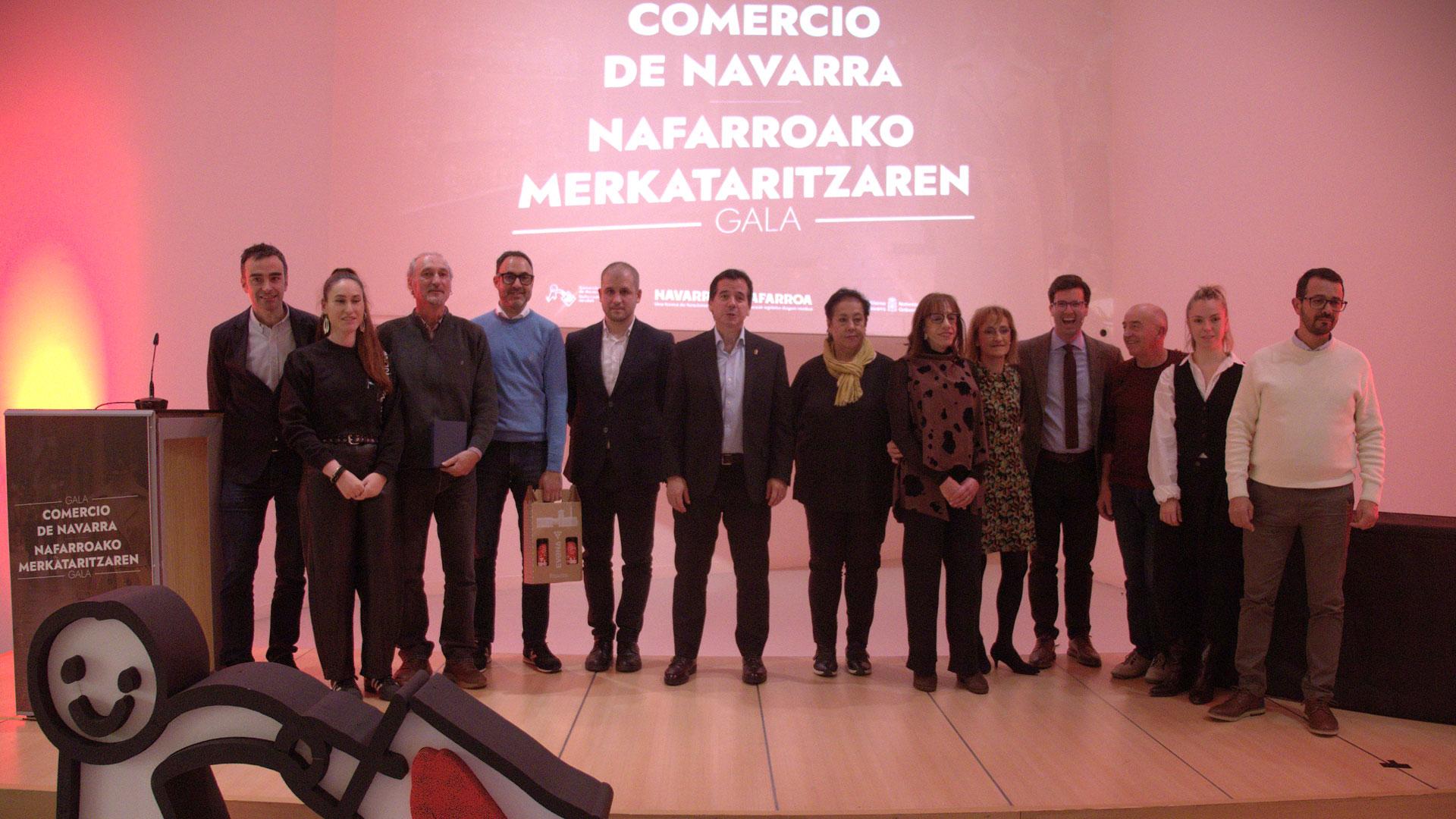 El consejero Irujo y el director general Ezkurra, con los representantes de los establecimientos premiados en la primera Gala del Comercio