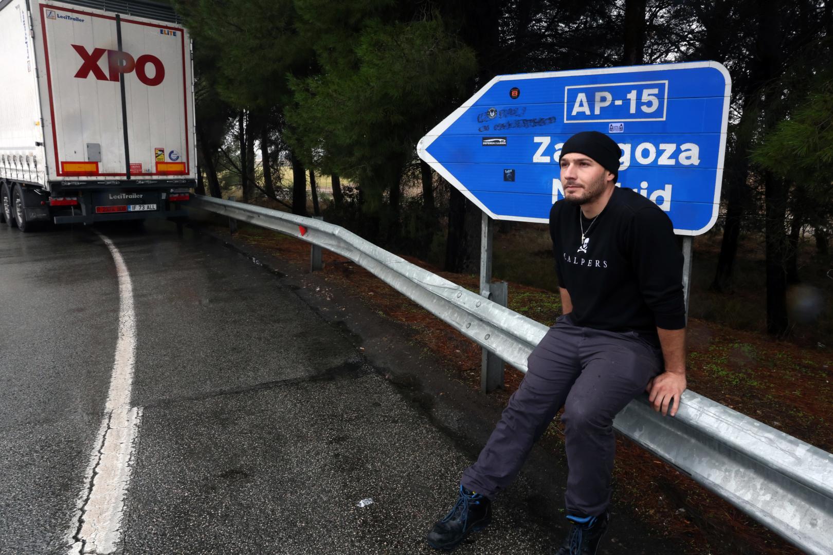 Manuel Checa, transportista jienense de 29 años, descansa en el área de servicio de Valtierra tras dos semanas al volante por carreteras europeas.
