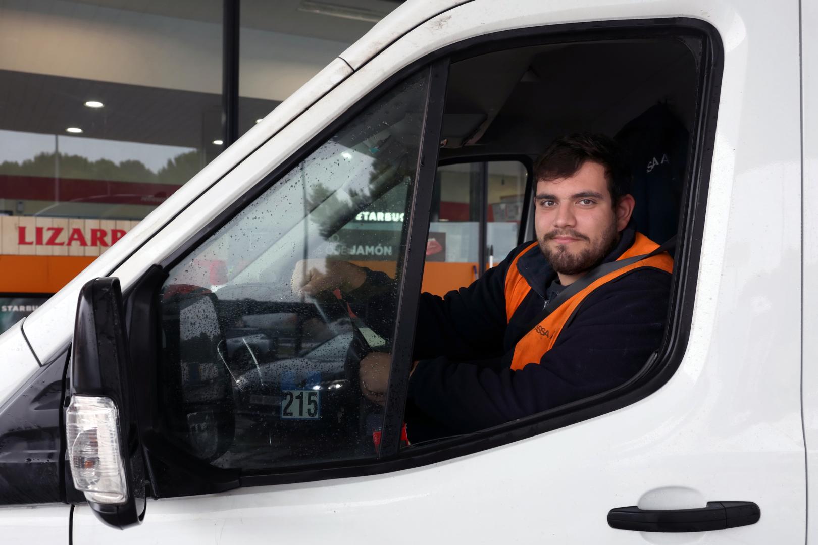 Miguel Rendón Aznar, de 27 años, utiliza la AP-15 por trabajo dos o tres veces por semana.