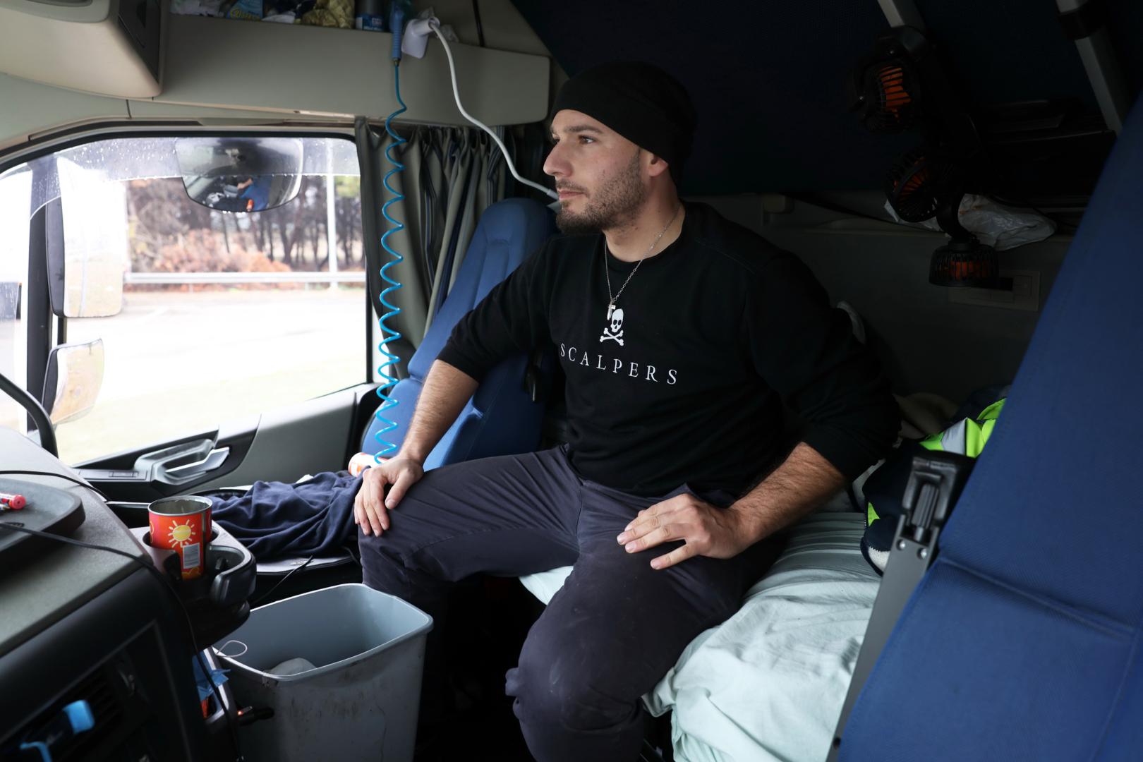 Manuel Checa, dentro de la cabina de su camión.