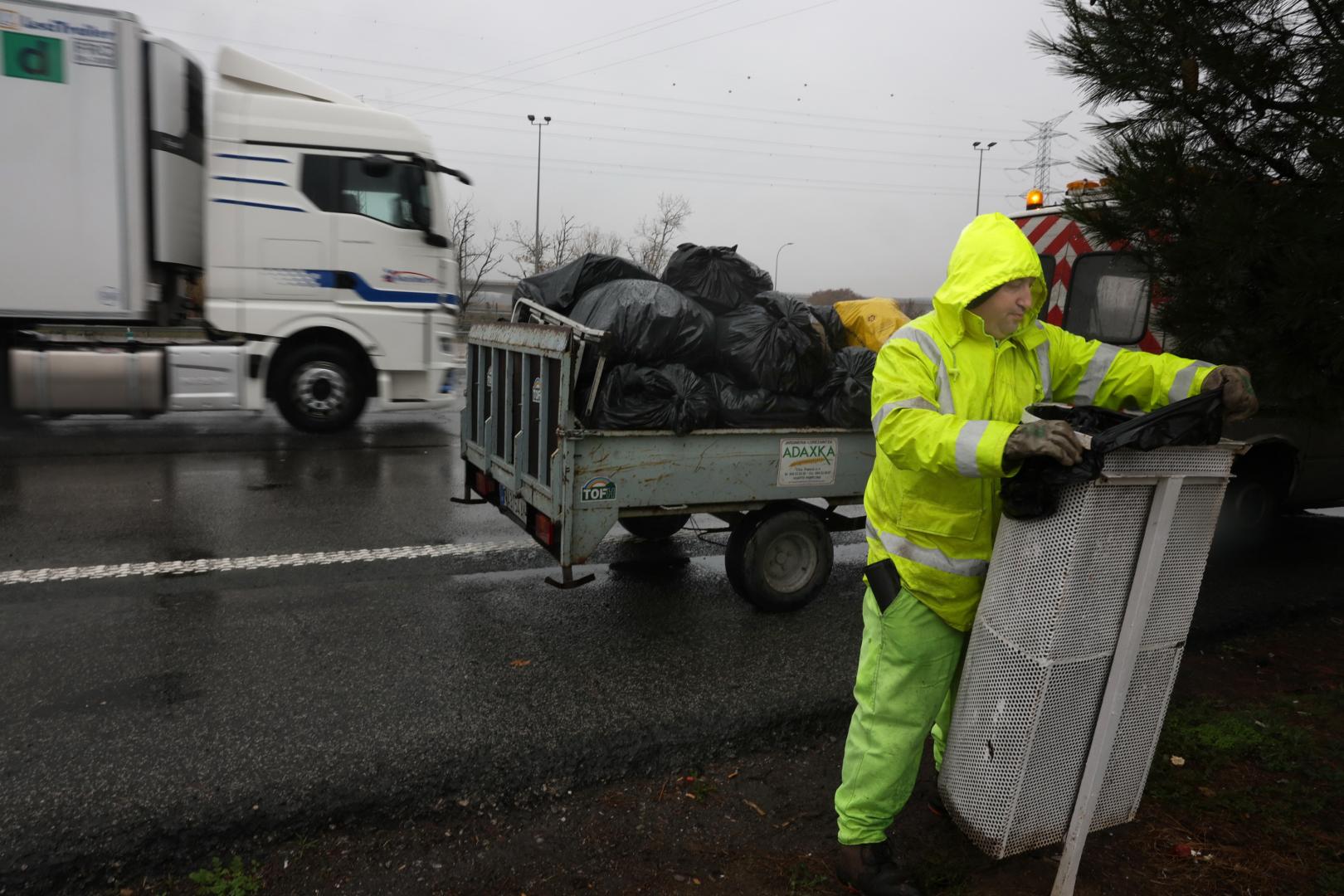 Benji, 36 años, trabaja a pie de autopista.