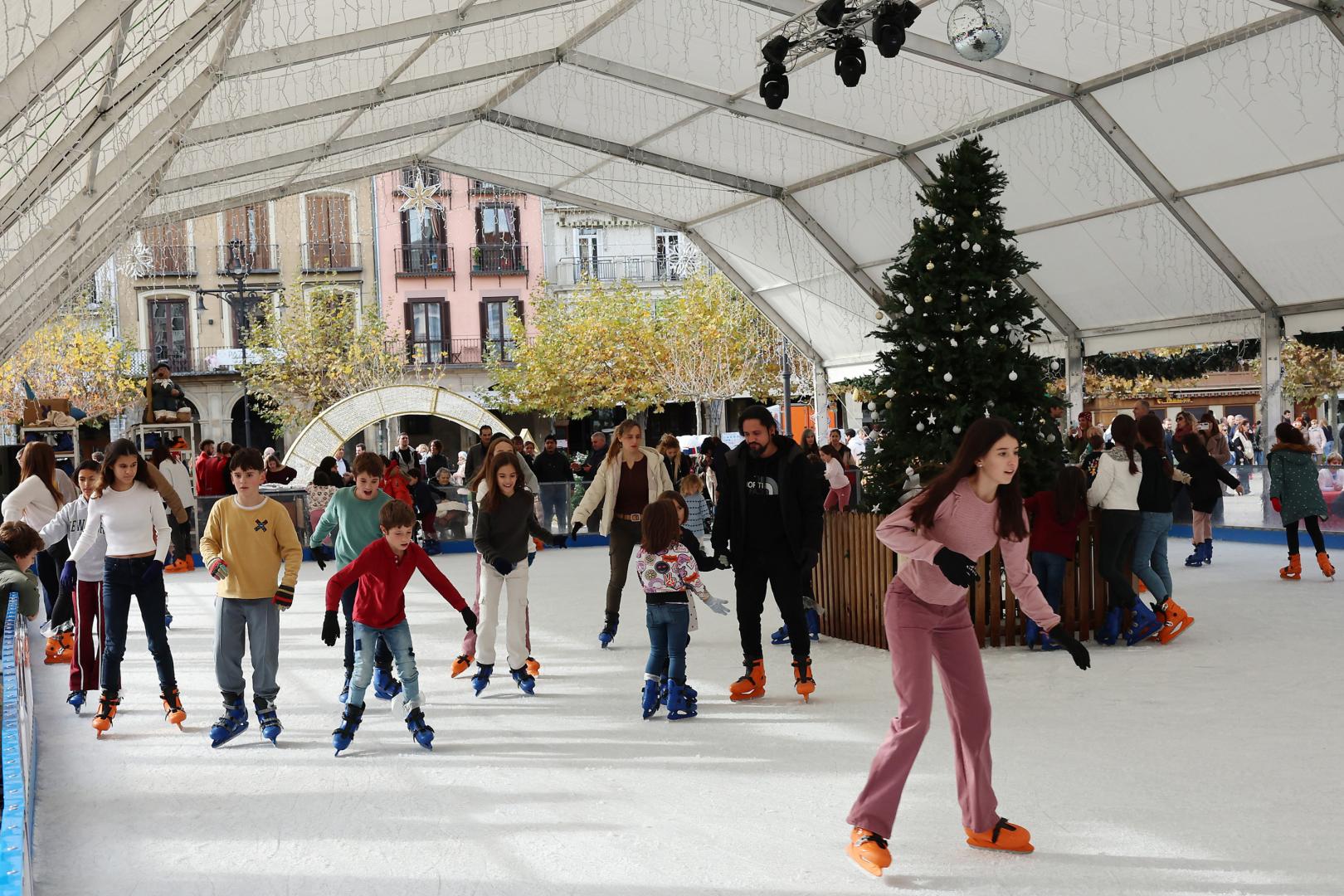 Personas de todas las edades se animan a patinar en la pista de hielo de la plaza del Castillo