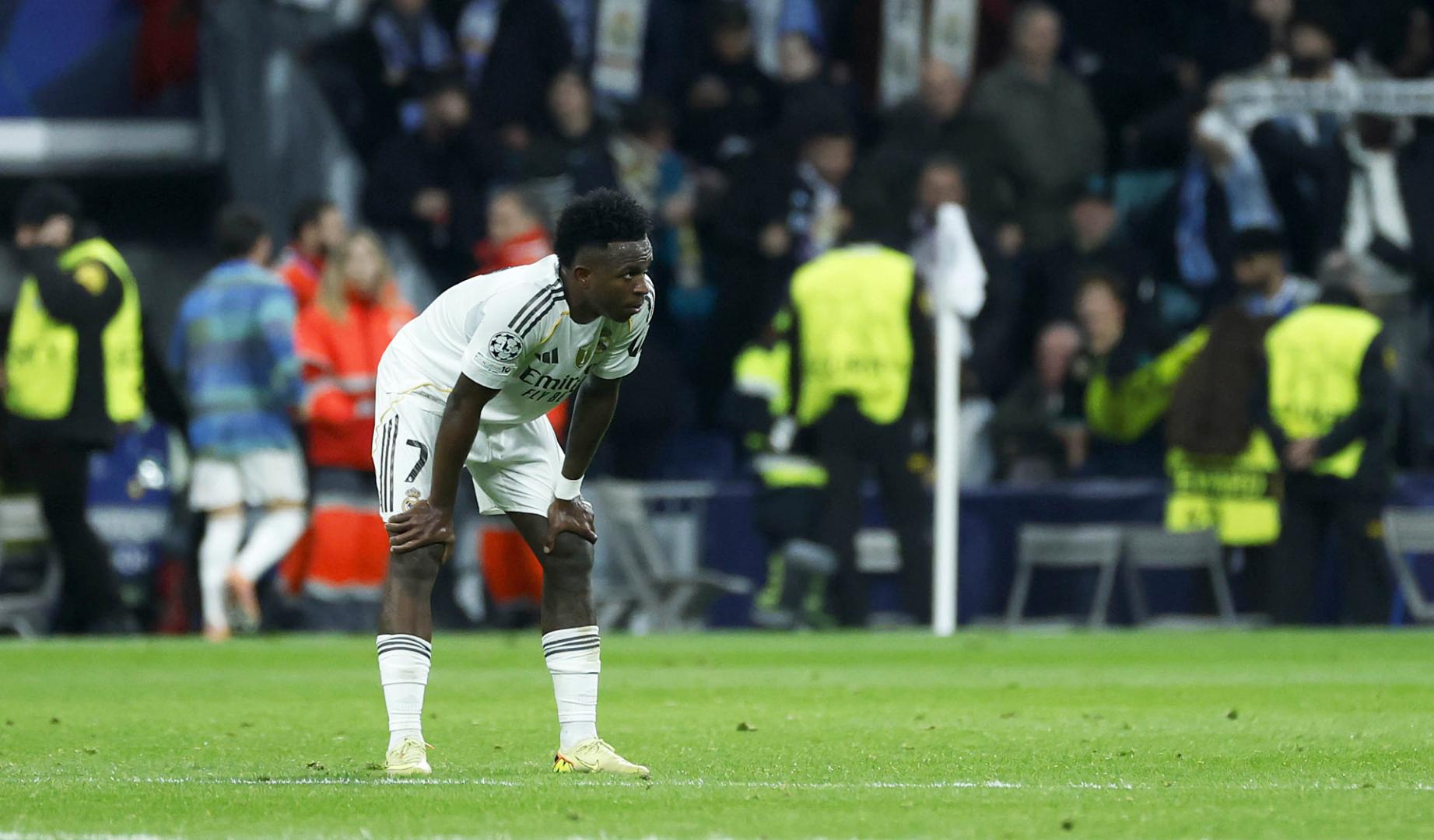El delantero brasileño del Real Madrid, Vinicius Junior, exhausto tras el choque de Champions del pasado miércoles contra el Manchester City en el Santiago bernabéu