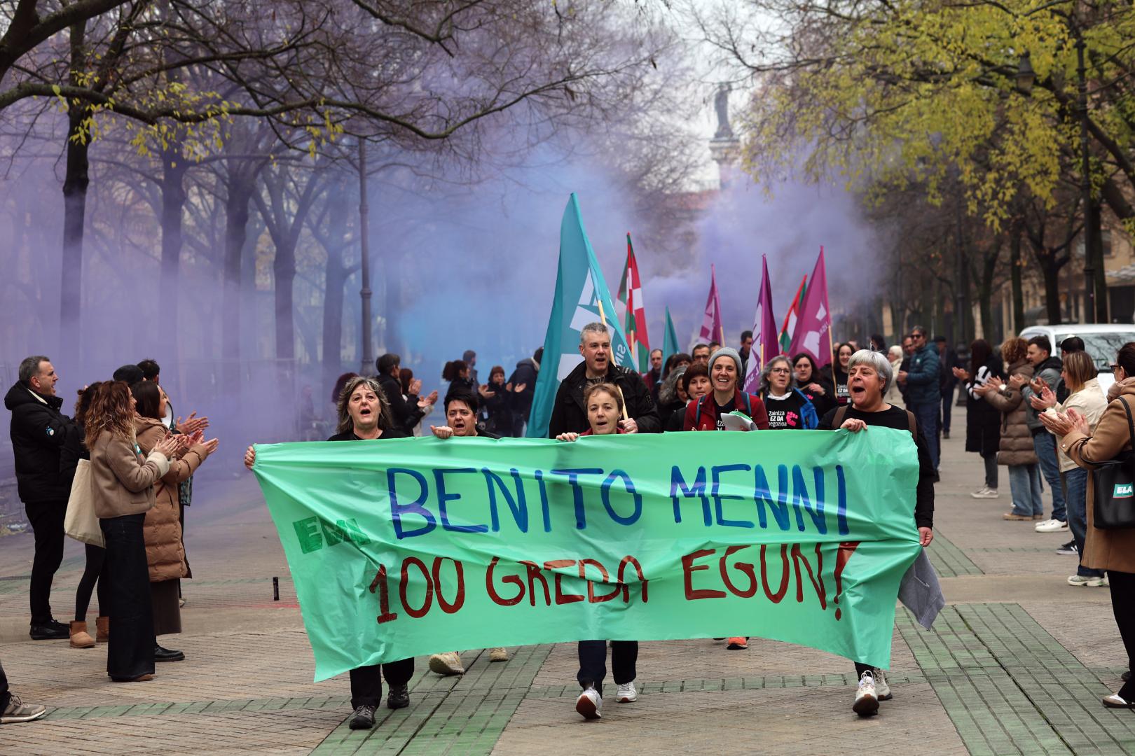 La marcha de las trabajadores del Centro Hospitalario Benito Menni, de Elizondo, llegan al Parlamento.