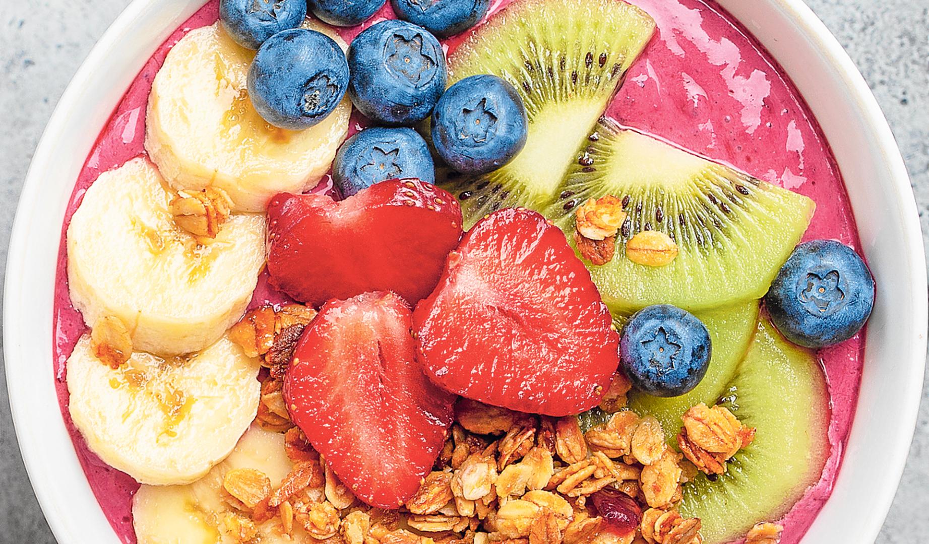 Bol con diferentes frutas