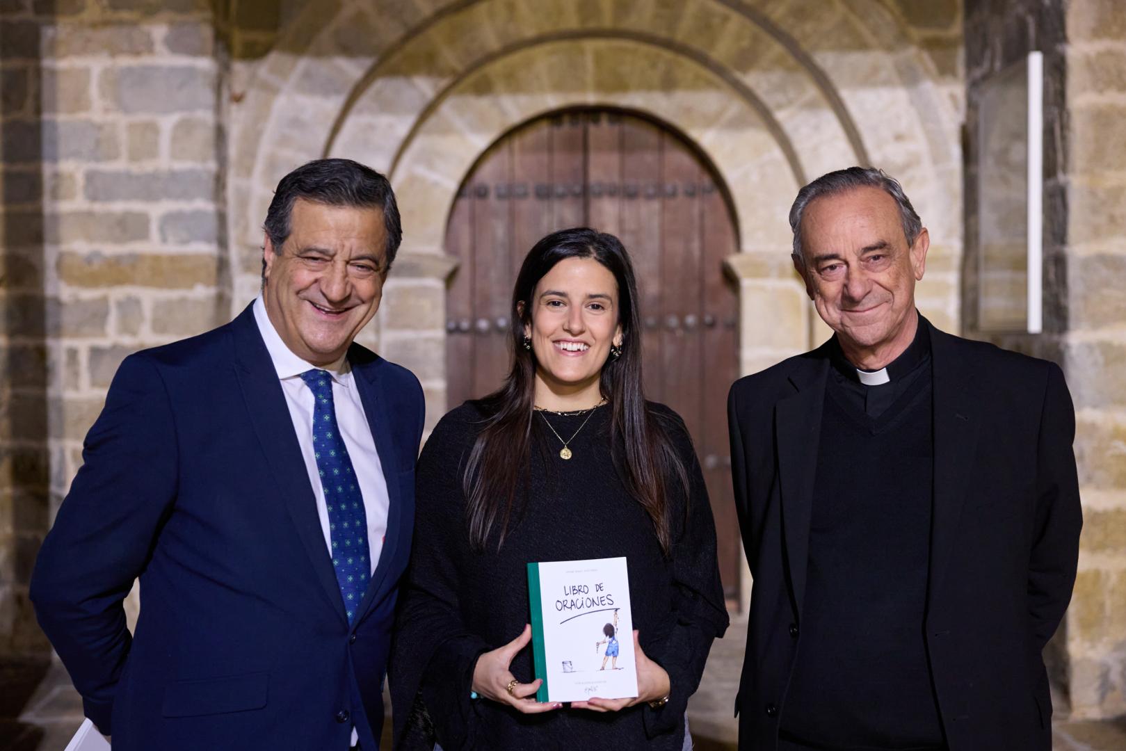 Javier, Pati y Tomás Trigo, en la presentación del libro de oraciones