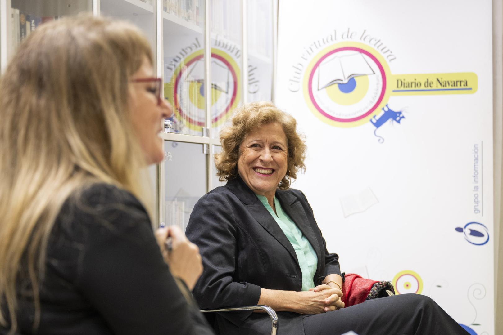 Berna González Harbour escucha a Belén Galindo en el Club de Lectura de Diario de Navarra