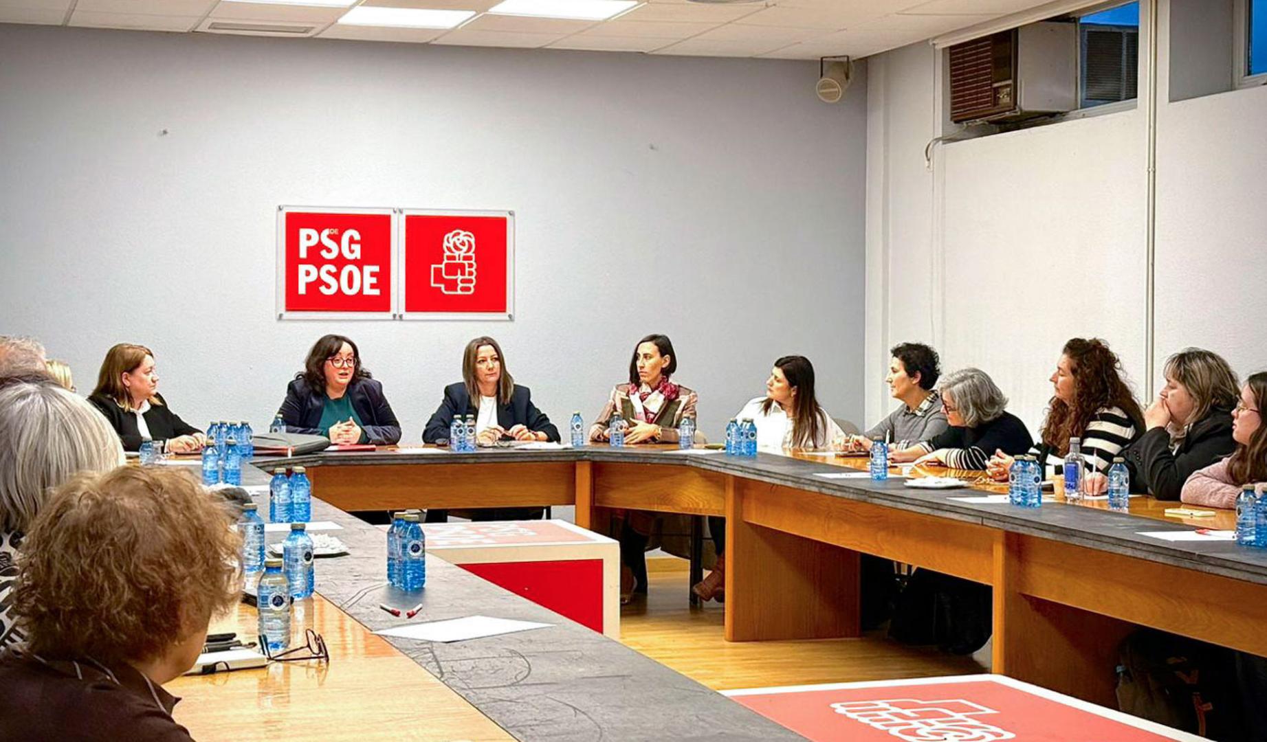 La secretaria de Organización de los socialistas gallegos, Lara Méndez, y la responsable de Igualdad, Silvia Fraga, han presentado un manifiesto que incluye un decálogo de medidas de lucha contra el machismo este viernes