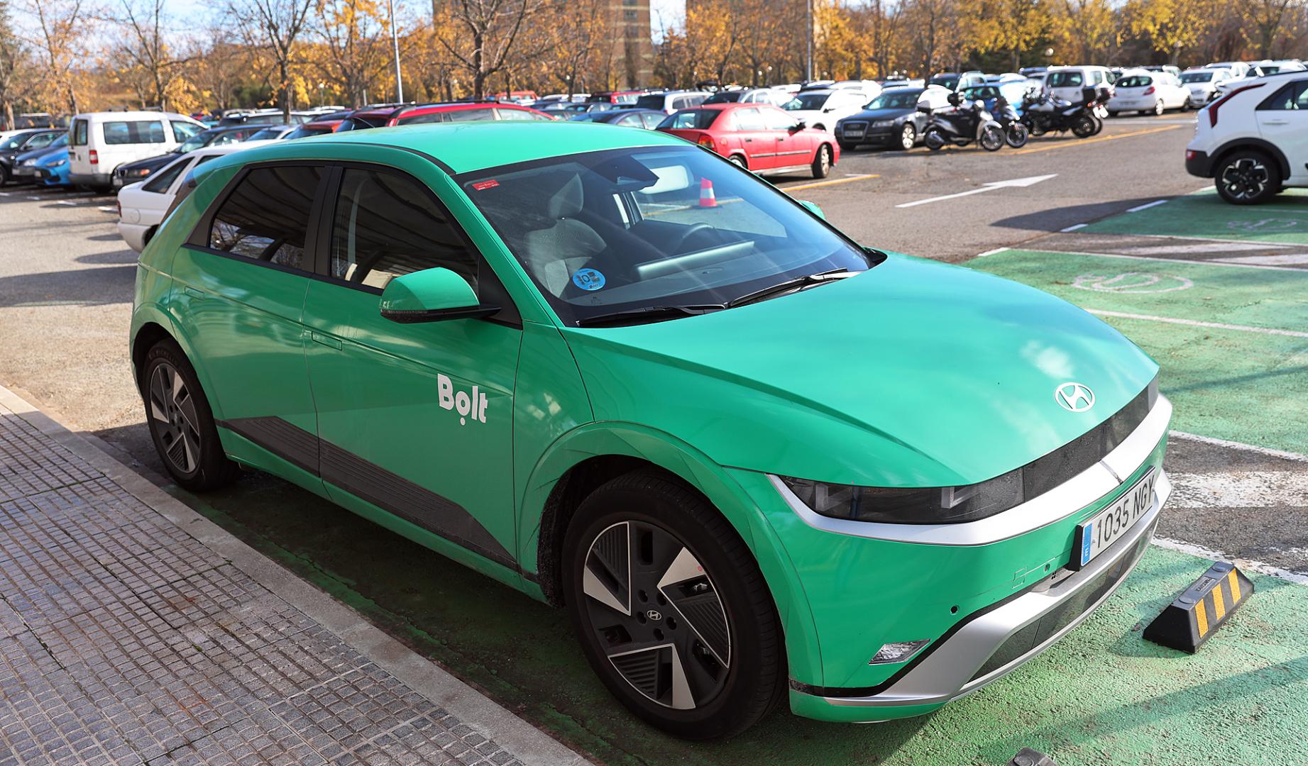 Un vehículo de Bolt aparcado en el campus de la UPNA en Pamplona