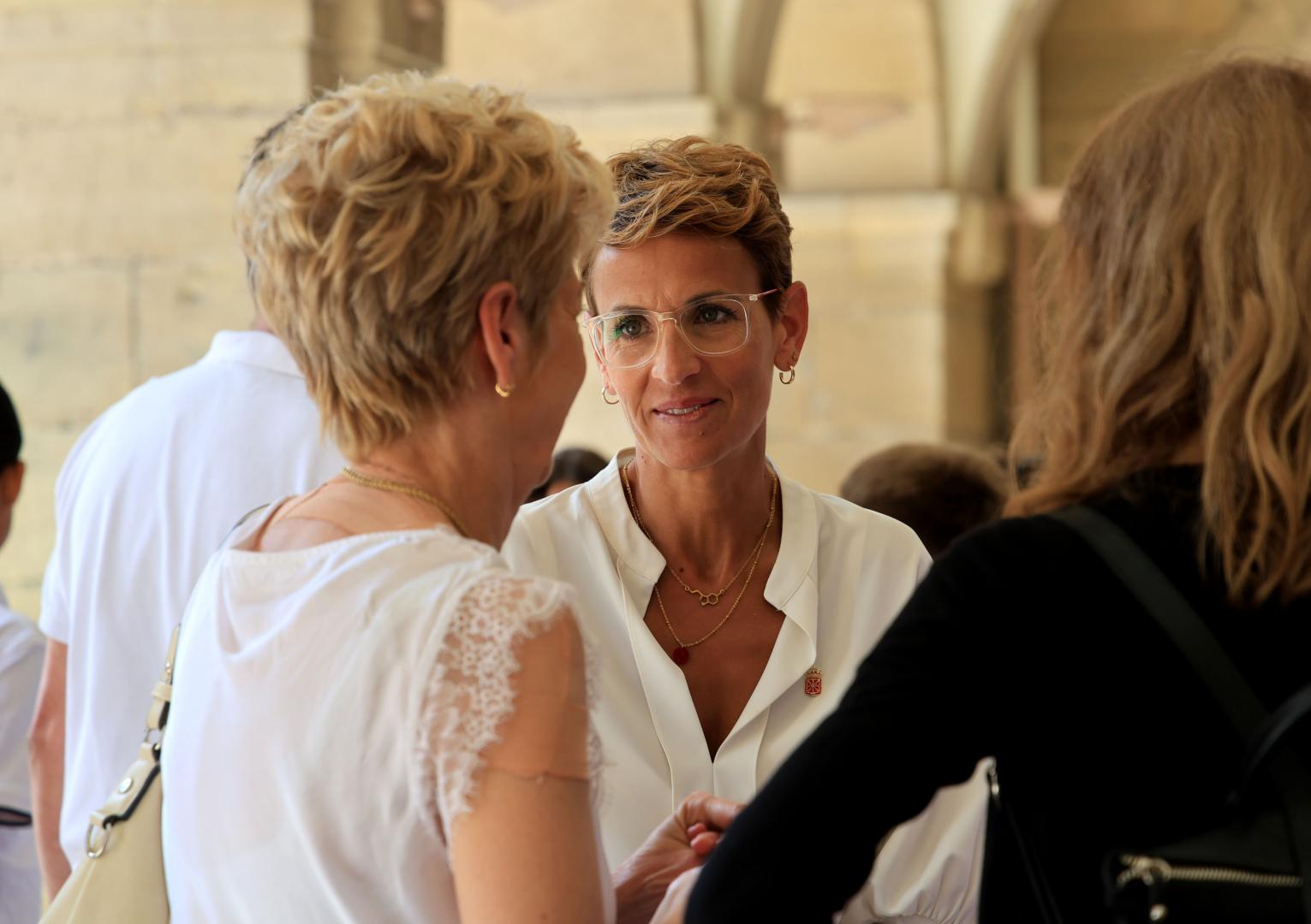 La presidenta Chivite charla con la alcaldesa de Viana, Yolanda González, en una imagen de las pasadas fiestas patronales.