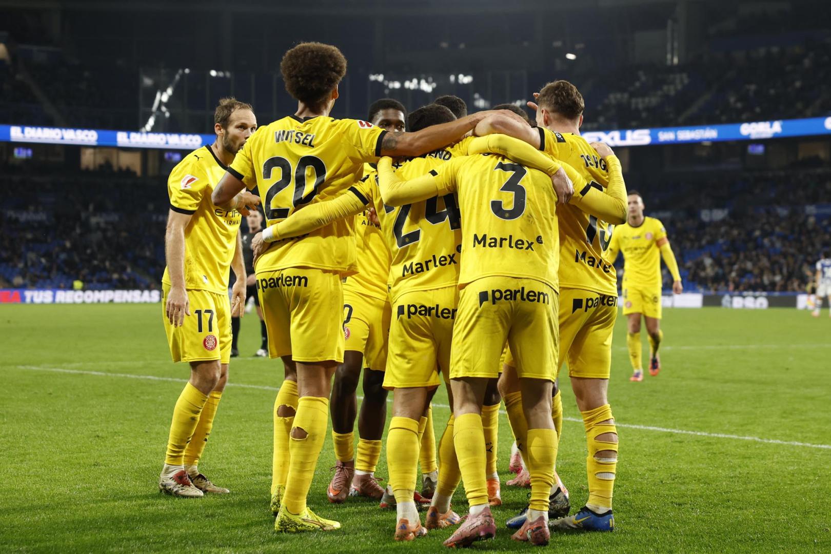 Los jugadores del Girona celebran el segundo gol en Anoeta