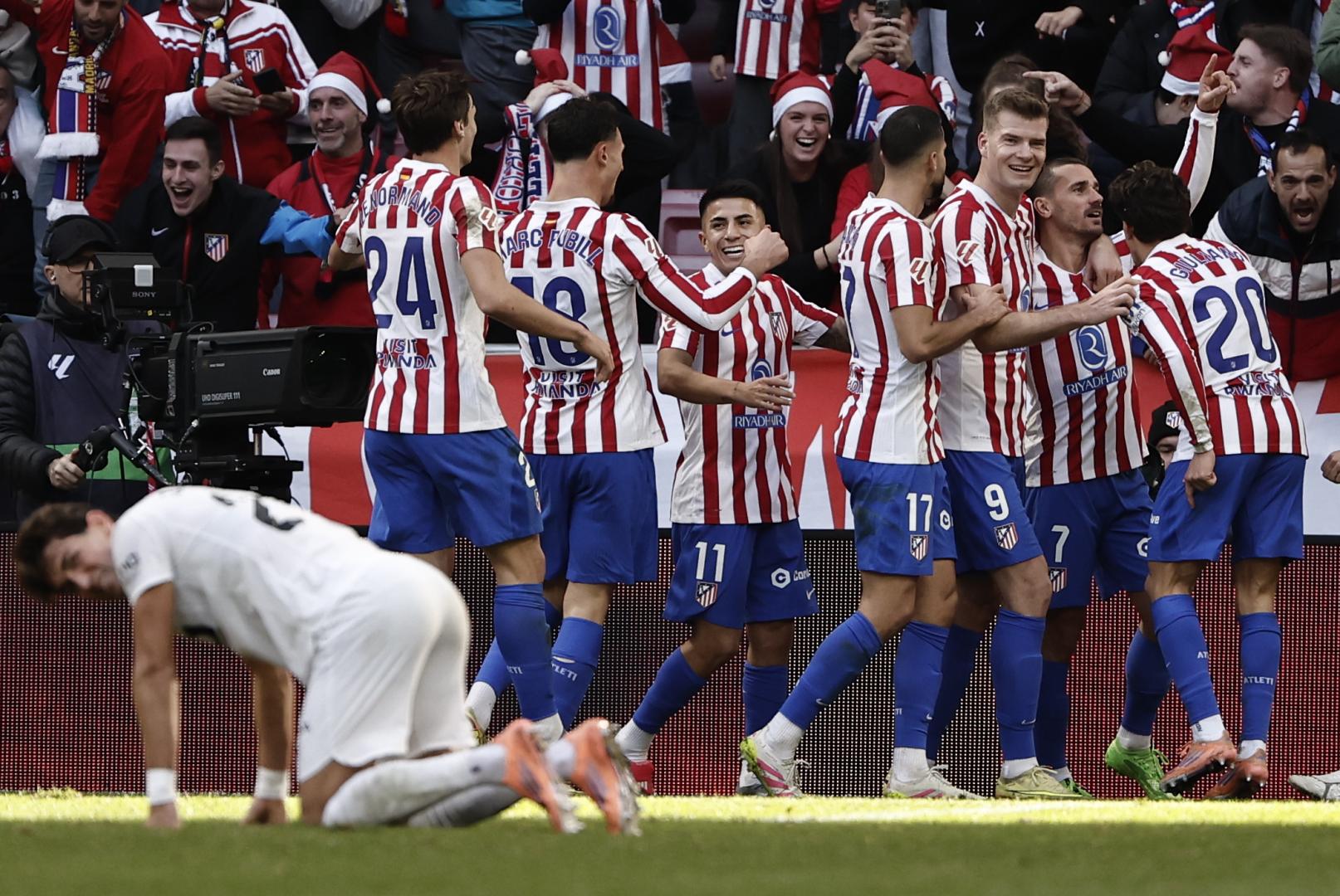 El delantero francés del Atlético de Madrid Antoine Griezmann (2d) celebra tras marcar el 2-1 durante el partido de LaLiga entre el Atlético de Madrid y el Valencia