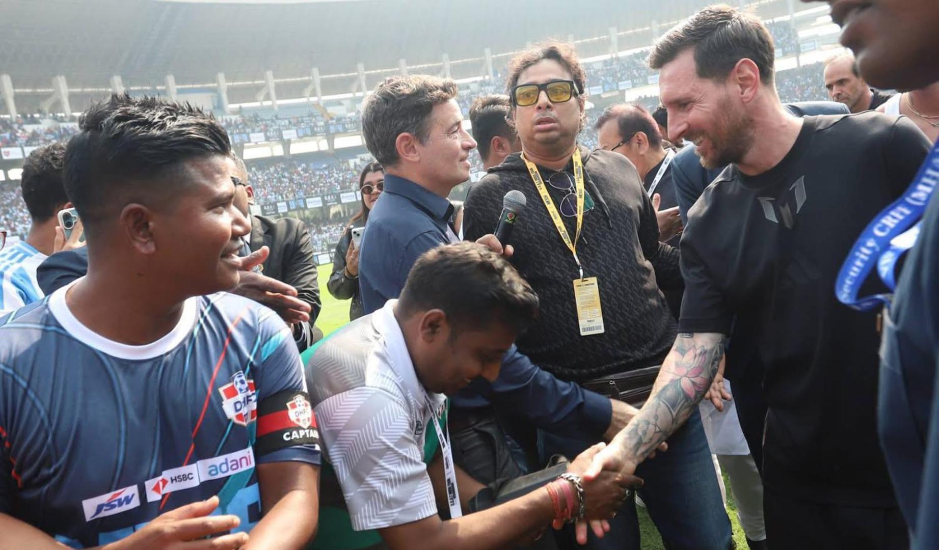 Lionel Messi de visita en un estadio en la ciudad occidental de Calcuta (India)