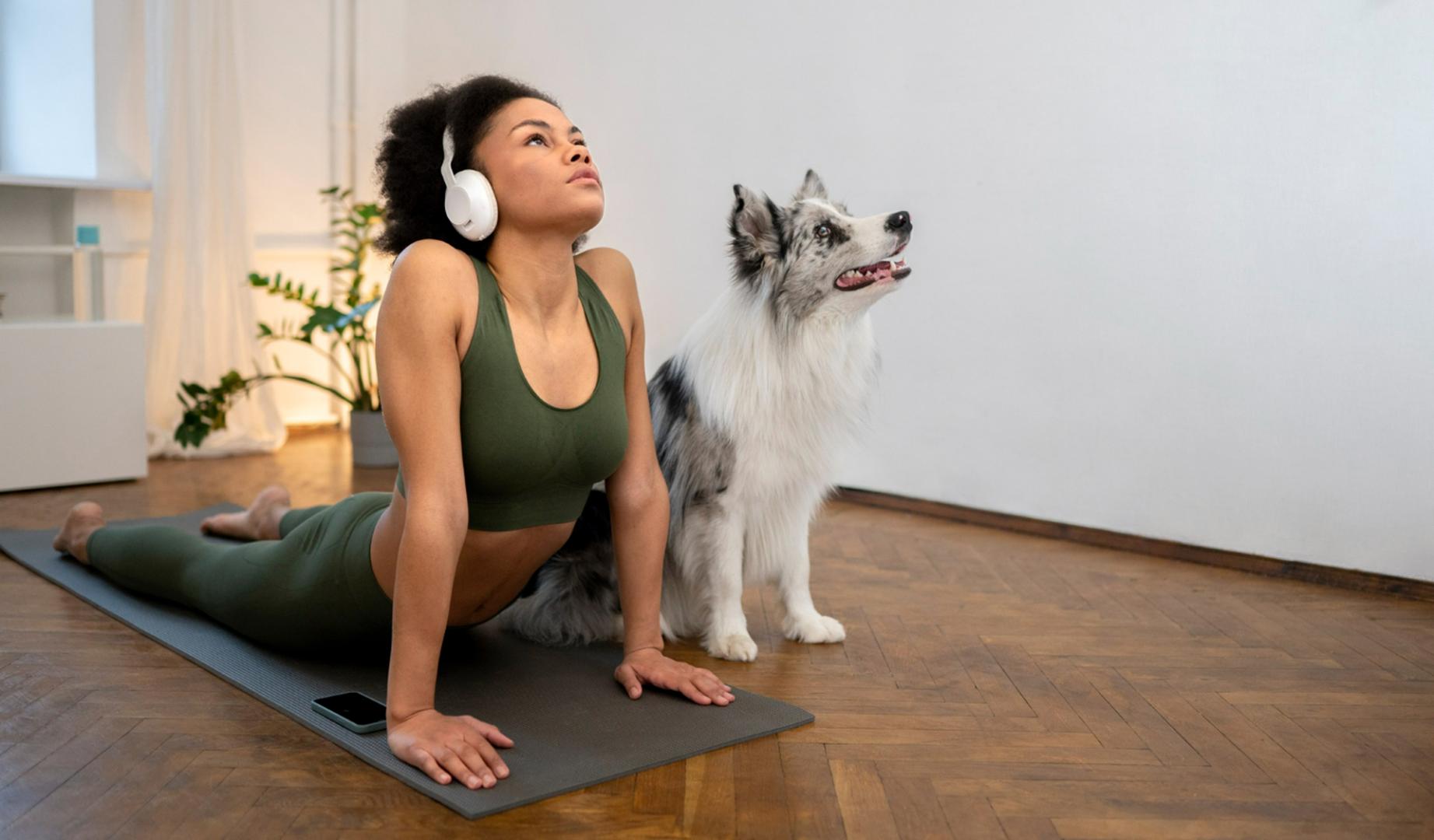 Un perro acompaña a su dueña mientras hace yoga