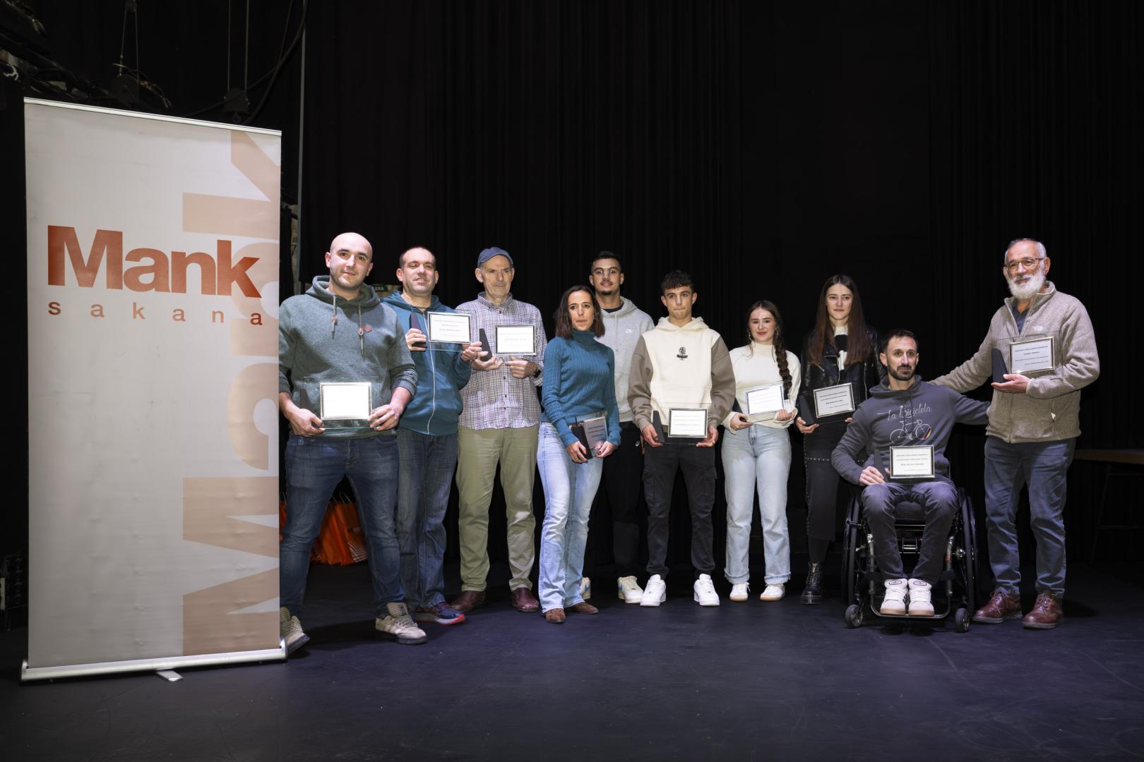 Imagen de la entrega de placas a los mejores deportistas de los dos últimos años en Sakana.