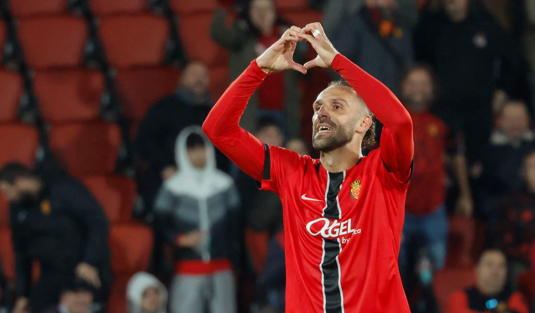 El delantero del RCD Mallorca Vedat Muriqi celebra su gol ante el Elche