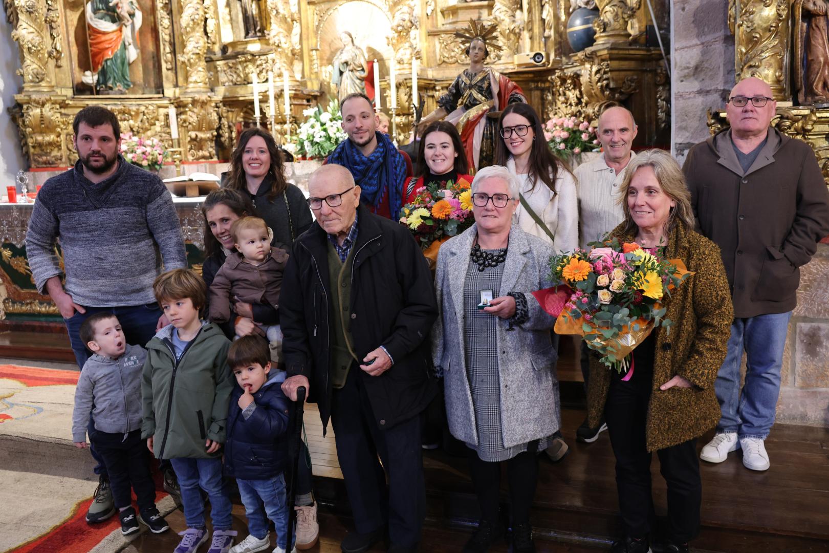 JUNTO A MAITE IBARROLA MANTEROLA, en el centro con el dedal en la mano. En la fila inferior, Xuban Ibarrola Taberna (sobrino nieto), Iñaki y Nima Baleztena Zamorano (nietos), Maialen Zamorano Ibarrola (hija) con Anette Baleztena Zamorano (nieta), Miguel Ibarola García (padre), la homenajeada e Isabel Ibarrola Manterola (hermana). En la fila superior, Xabi Ibarrola Goñi (sobrino), Idoia Zamorano Ibarrola (hija), Imanol Ibarrola Goñi (sobrino), Eunate Ibarrola Santesteban (sobrina), Uxue Ibarrola Mariezcurrena (sorbina), Patxi Zamorano (marido) y Zarbo Ibarrola Manterola (hermano).