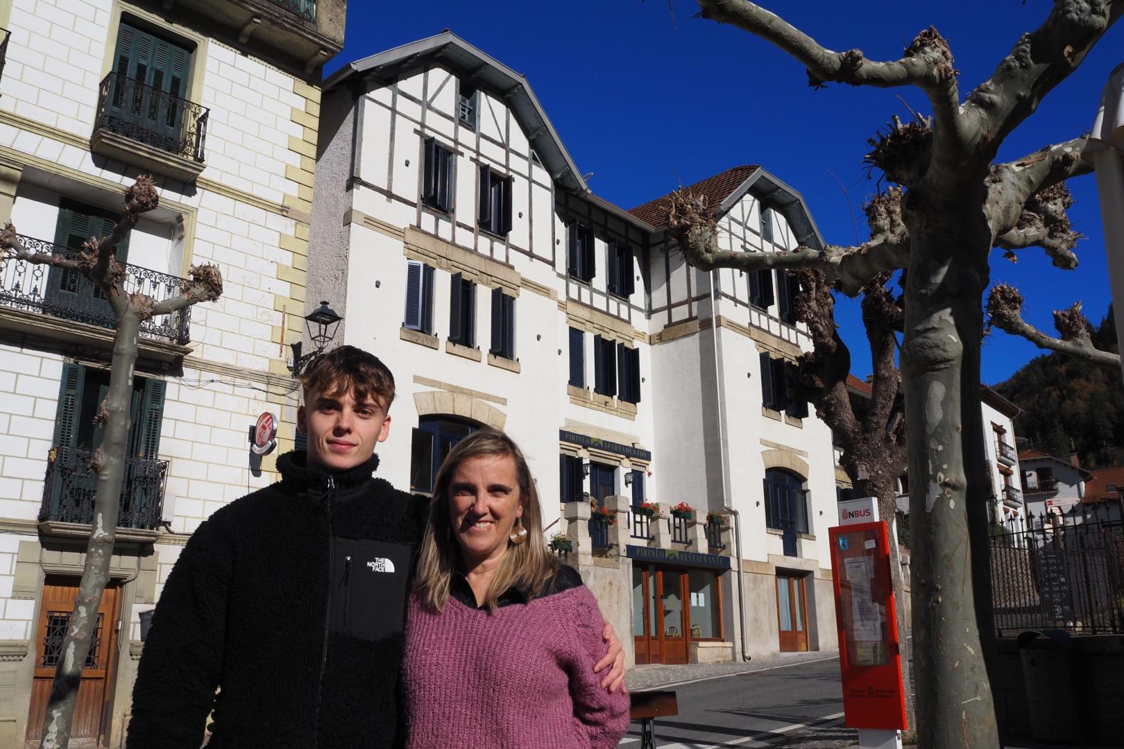 Raquel Marco Landa y su hijo Dani Hall Marco, ante la fachada de los Apartamentos Pirineo