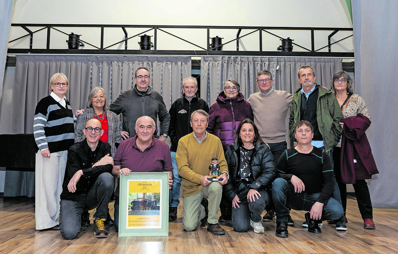 Integrantes de Ecologistas en Acción-Landazuría, con el premio Olentzero.