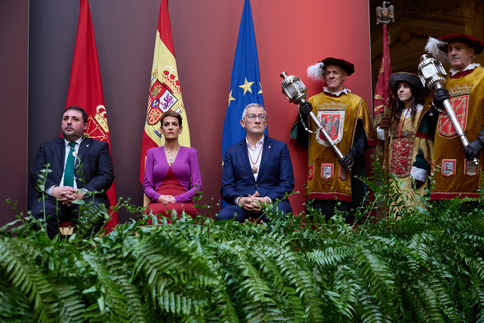 Los presidentes del Parlamento, Unai Hualde y María Chivite, y el vicepresidente 1º y consejero de Presidencia del Gobierno, Félix Taberna, el pasado 3 de diciembre, en el acto institucional del Día de Navarra