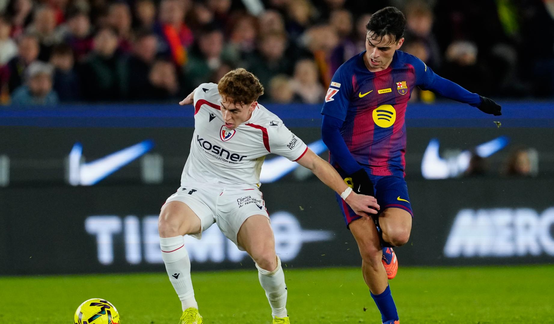 El delantero del FC Osasuna  Víctor Muñoz ante el centrocampista del FC Barcelona Pedri
