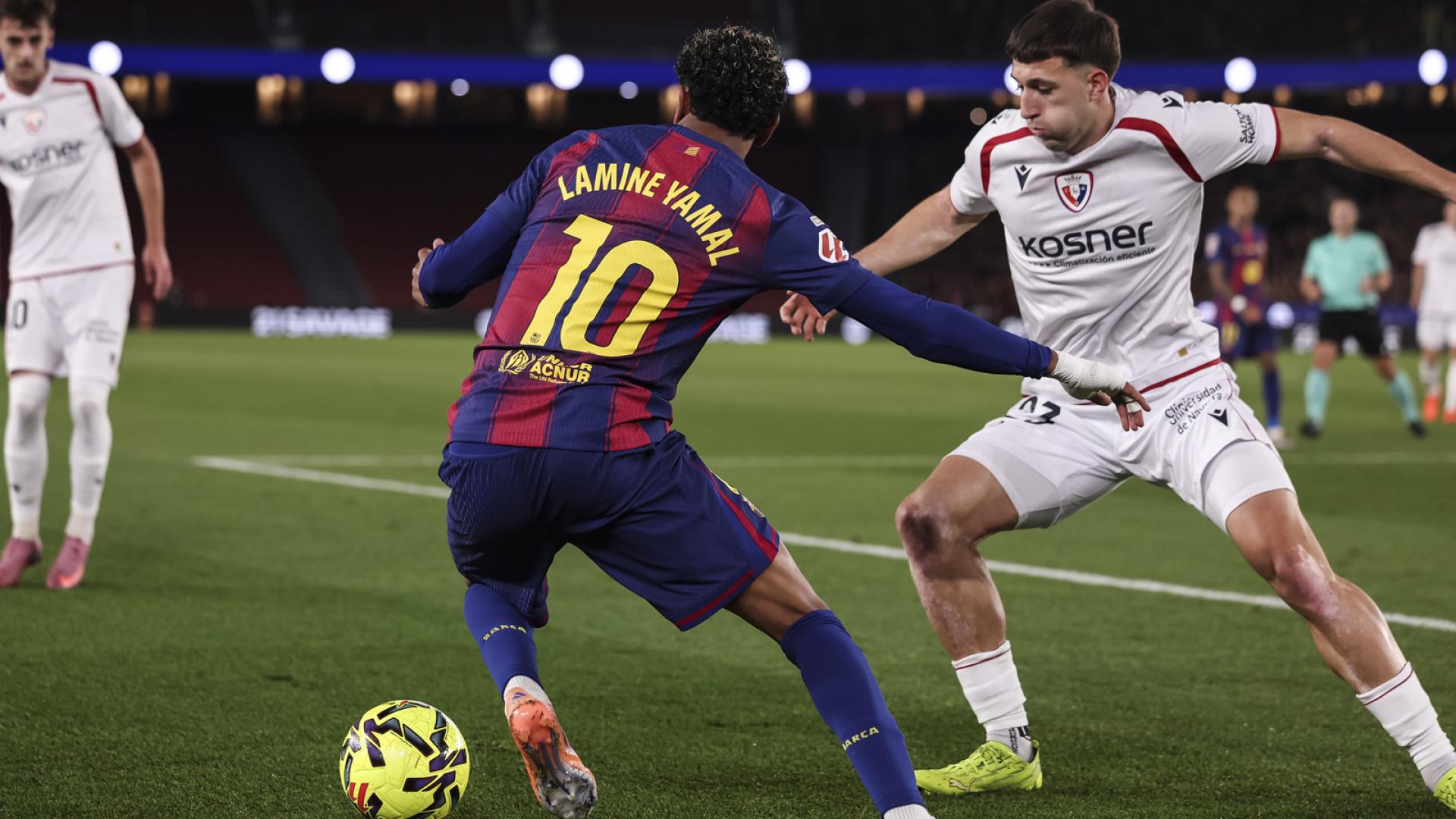 Lamine Yamal y Abel Bretones, en el partido F.C. Barcelona-Osasuna.