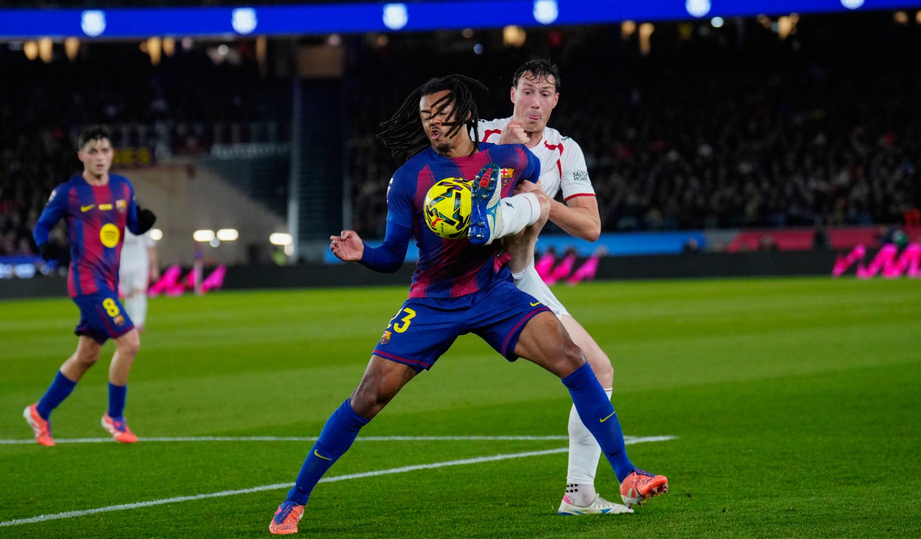 El defensa del FC Barcelona Jules Koundé ante el defensa de Osasuna Jorge Herrando