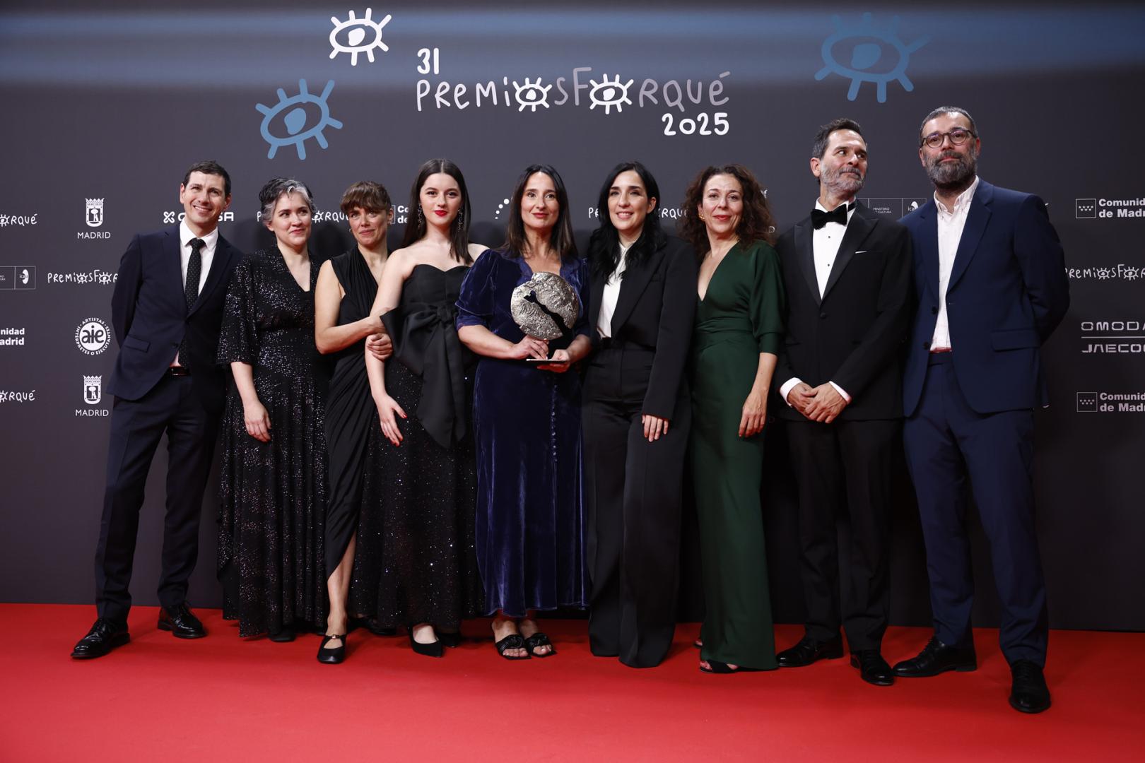 El equipo de la película ´Los Domingos´ posa con el premio a ´Mejor largometraje de ficción´ en los Premios Forqué