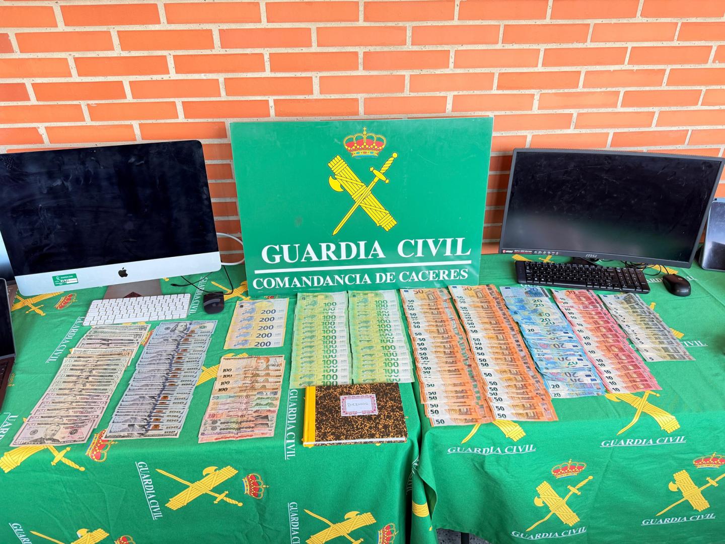 Parte del dinero y material incautado en la operación