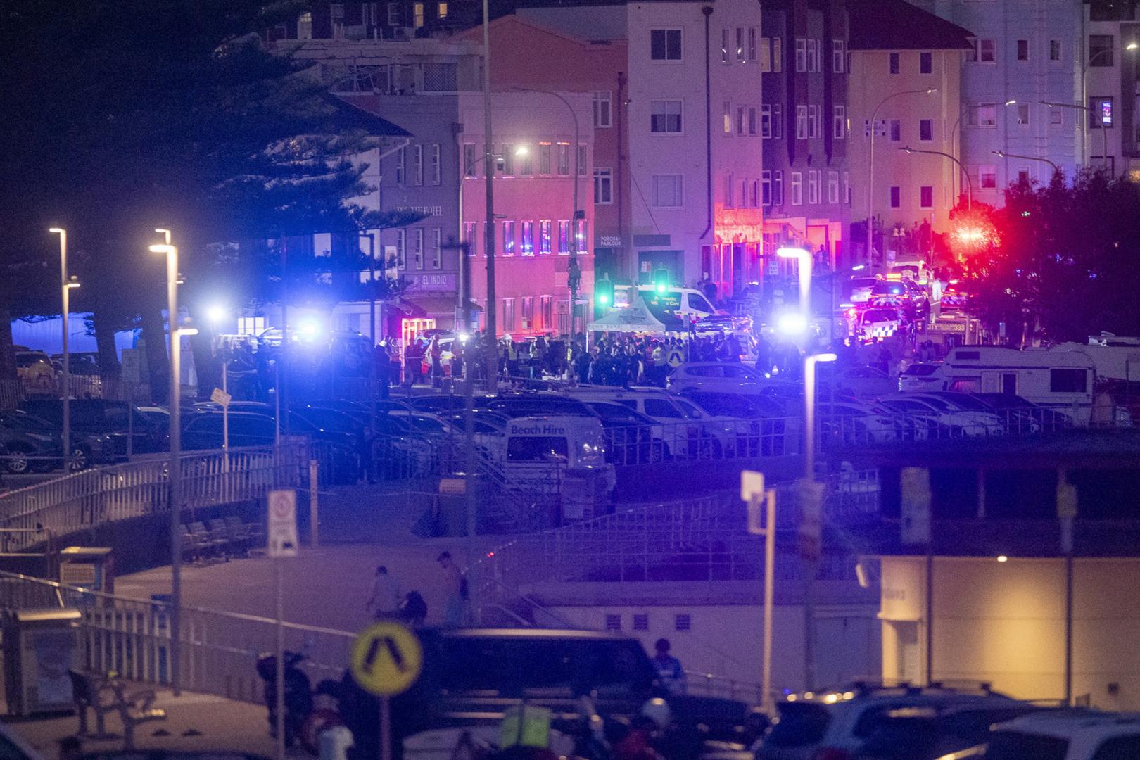 Policía y servicios de emergencia trabajan junto al lugar del suceso, la playa de Bondi