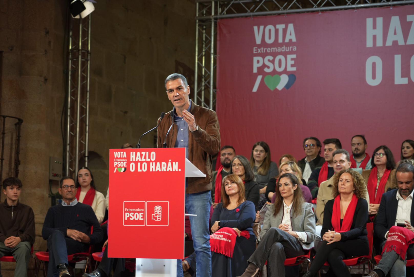 Pedro Sánchez, durante su intervención este domingo en el mitin de Cáceres