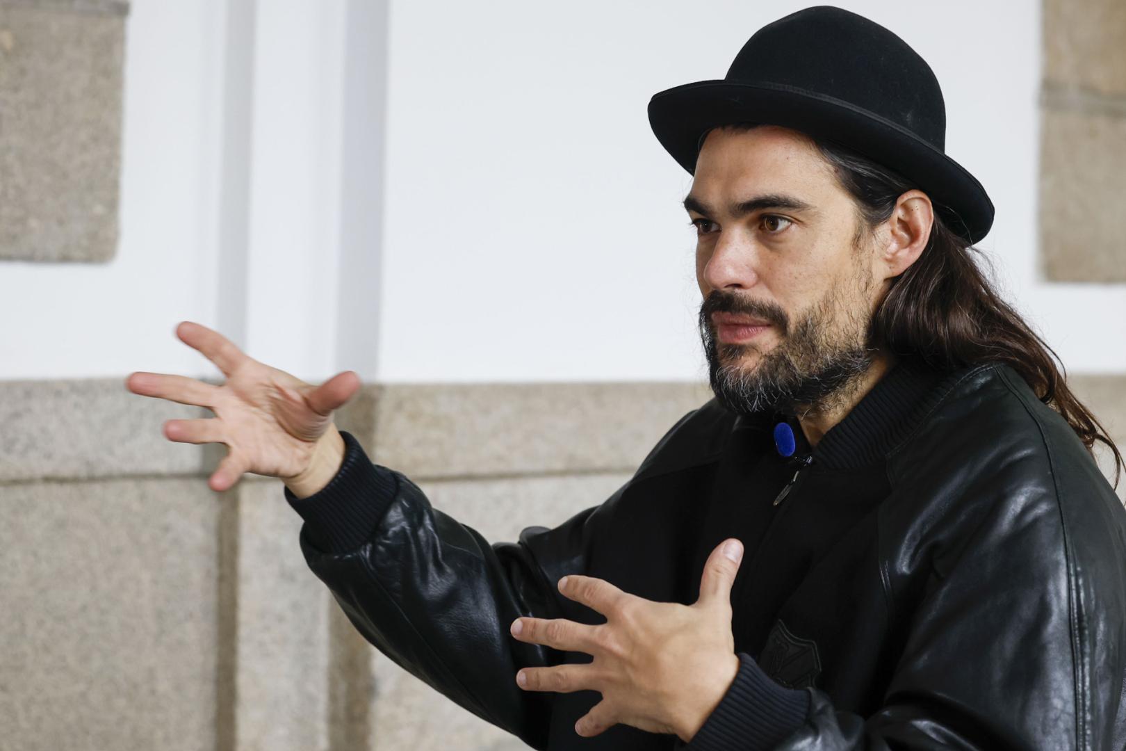 El director de cine Óliver Laxe, durante la entrevista con motivo de la inauguración de 'Hu'