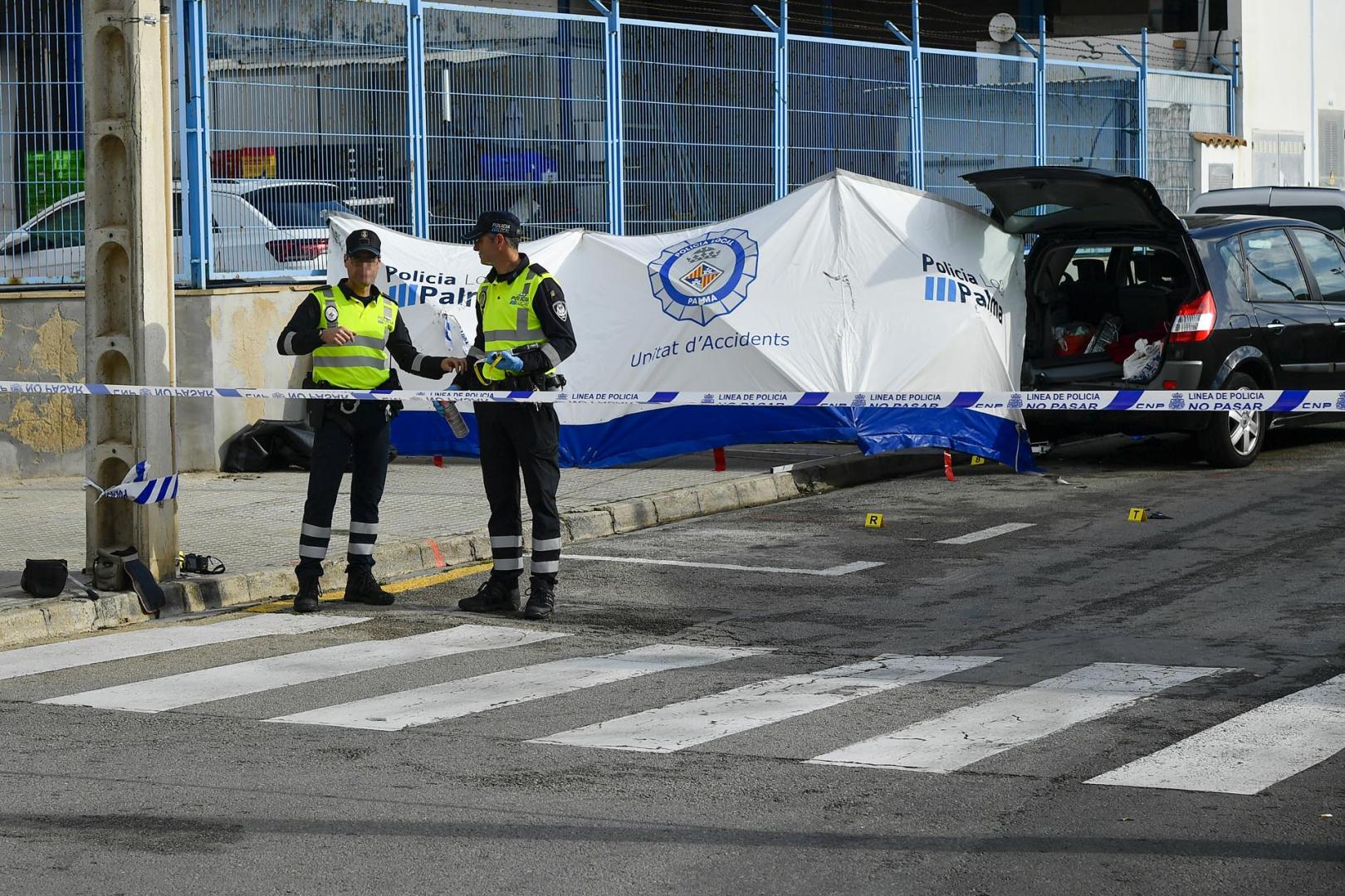 Dos agentes de la Policía Local acordonan la zona donde ha tenido lugar el atropello