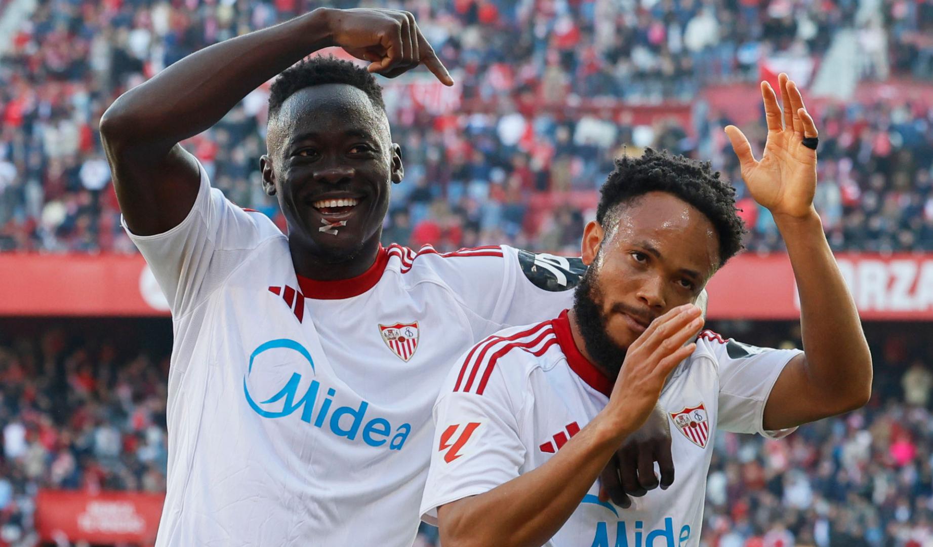 El delantero del Sevilla Chidera Ejuke (d) celebra el gol marcado ante el Oviedo