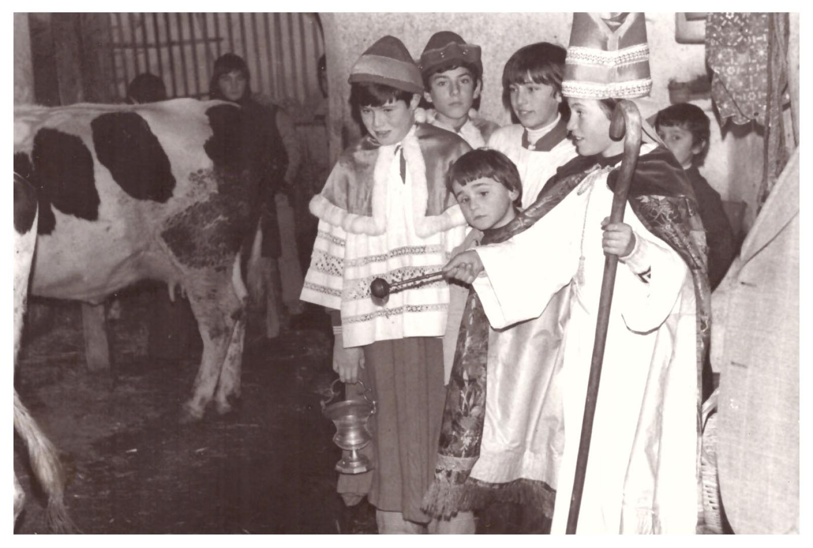 Bendición de los animales en casa “El Sacristán” Muruzábal, en la fiesta de San Nicolás, diciembre de 1977