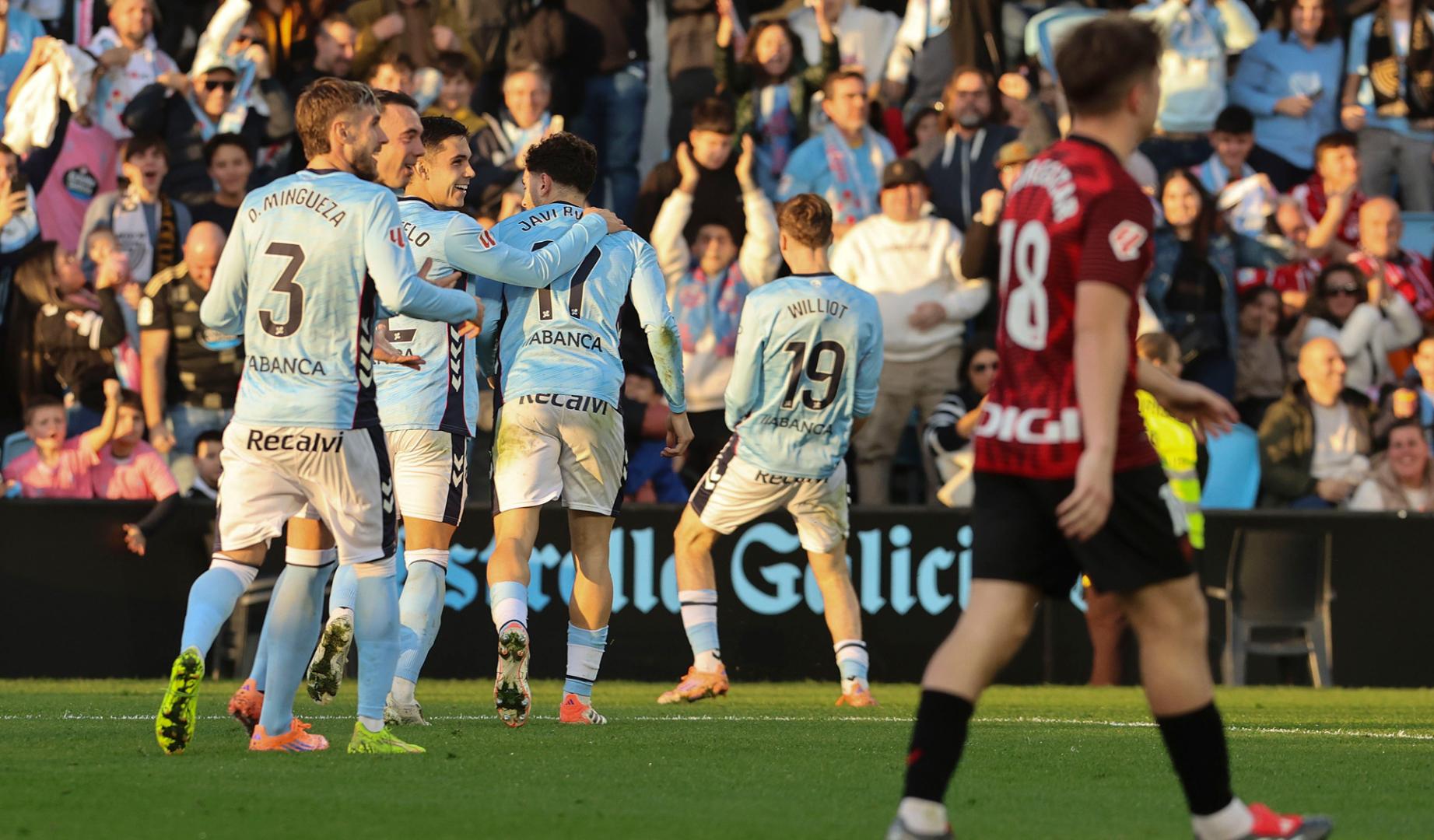 Los jugadores del Celta celebran su primer tanto