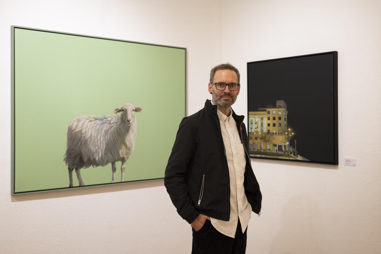 Iñaki Lazkoz en la exposición 'Navidad triste' que presenta en la galería Ormolú