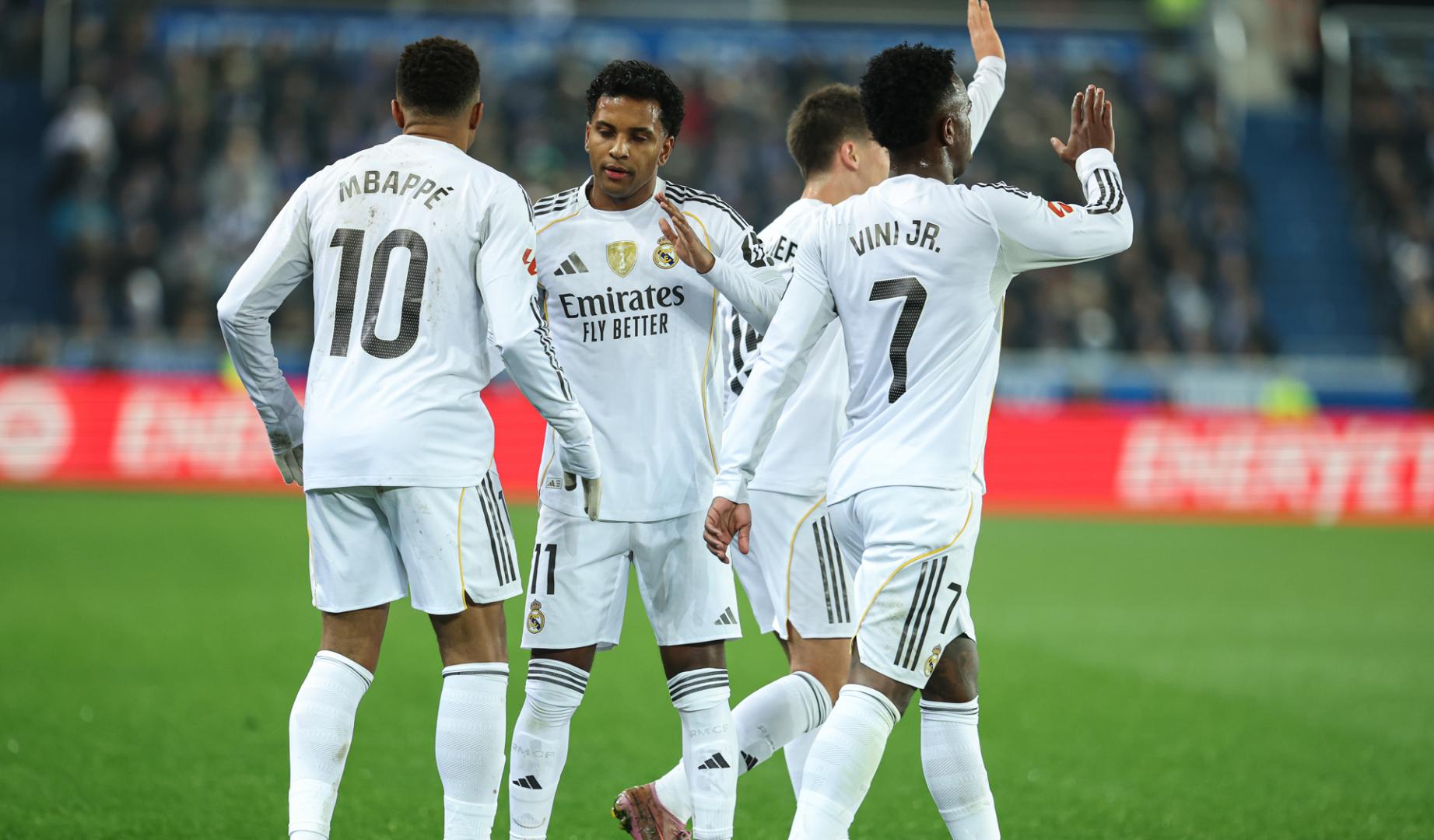 Los futbolistas del Real Madrid celebran el primer gol contra el Alavés