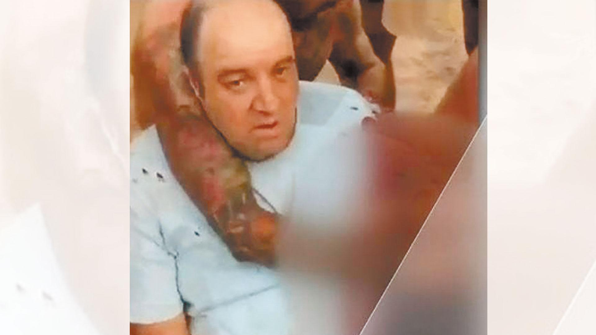 Momento en el que Ahmed al Ahmed es atendido de sus heridas tras desarmar a uno de los autores del atentado de Sídney