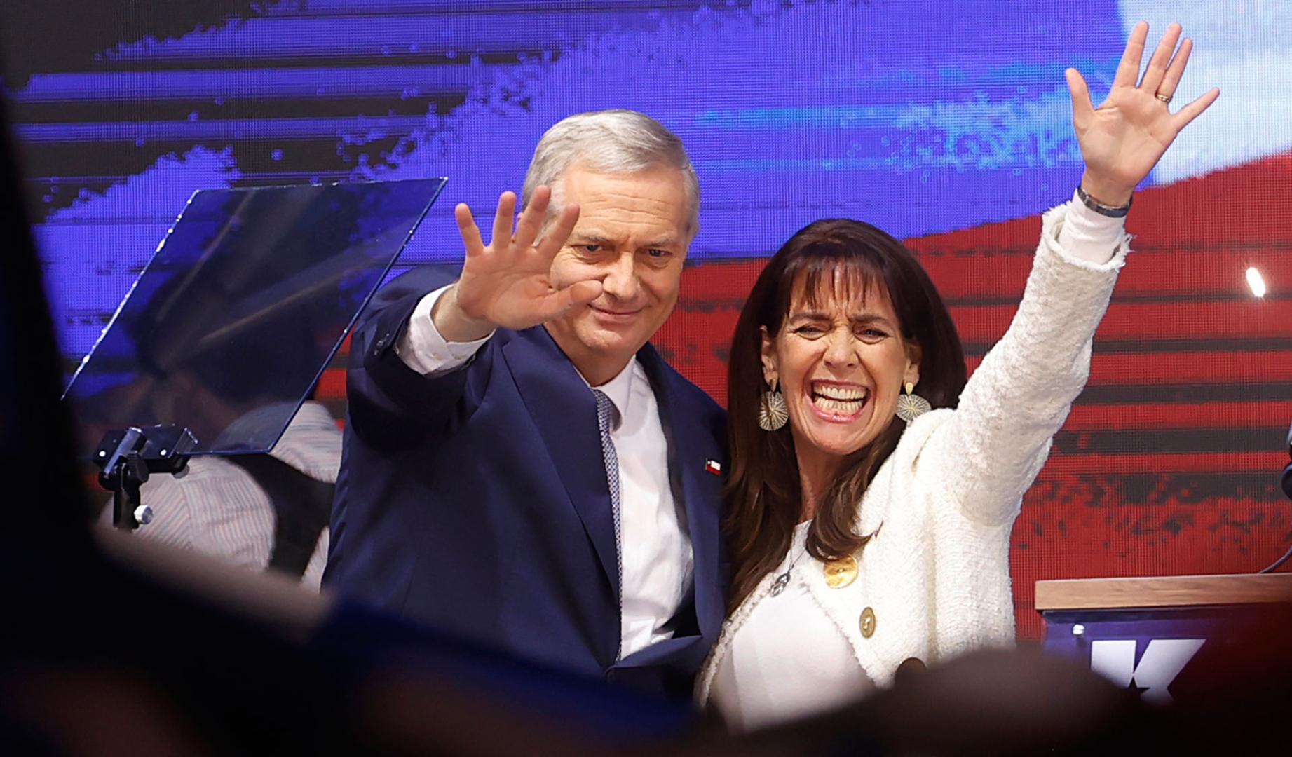 El presidente electo de Chile, el ultraderechista José Antonio Kast, y su esposa, María Pía Adriasola, celebran este domingo, en Santiago (Chile).