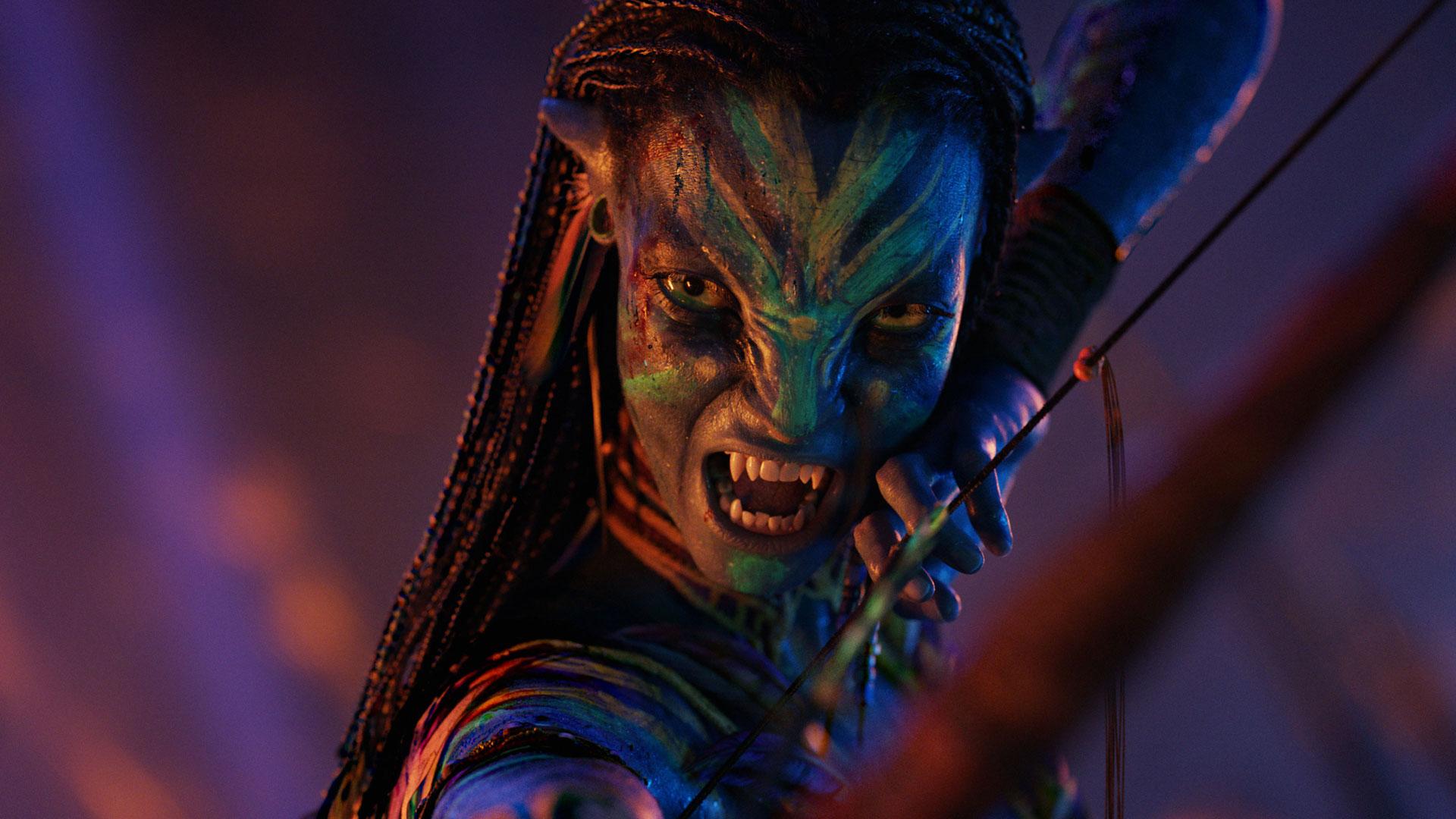 Escena de la película 'Avatar: Fire and Ash' con la actriz Zoe Saldaña en el papel de Neytiri.