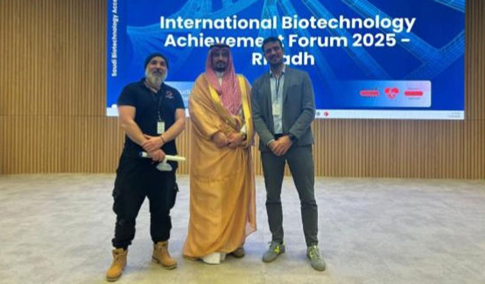 Germán Alejandro Sánchez Martín (CEO de Opportunity Health), Sultan Al-Mansour y Nicolás López de Aguileta, durante la Saudi Biotechnology Venture Readiness Accelerator en Riad (Arabia Saudí).