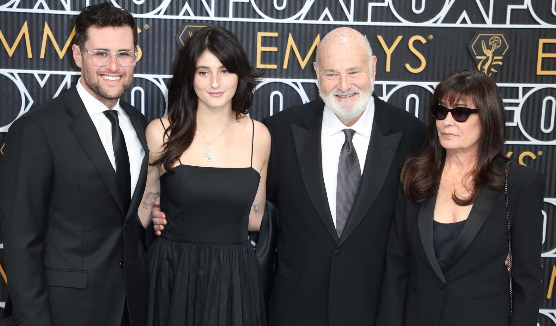Los otros dos hijos de Rob Reiner, Jake Reiner y Romy Reiner, junto a su esposa, Michele Reiner, en una premier