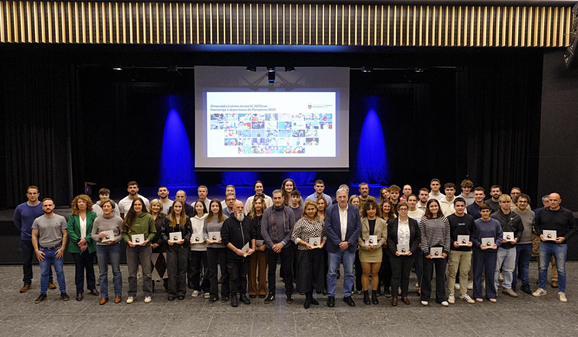 Foto de familia de los homenajeados