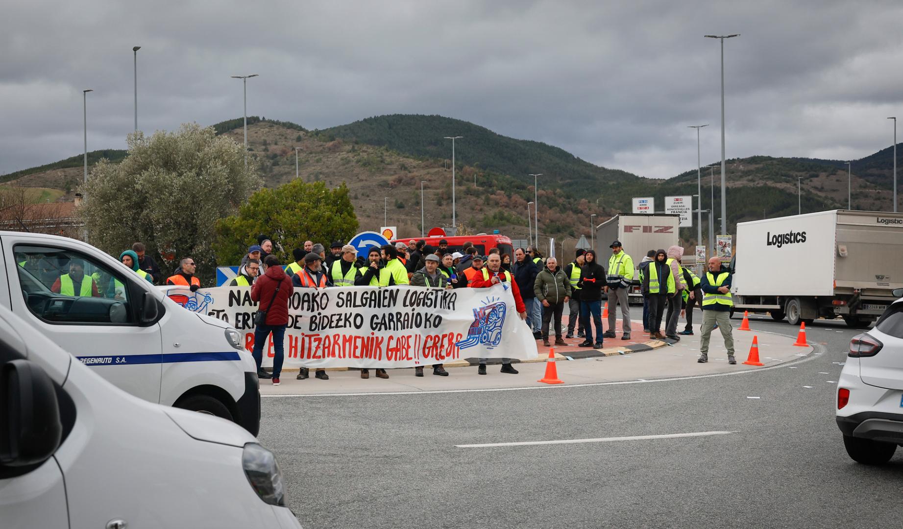 Concentración de ayer en la rotonda junto a Cinfa, en Olloki