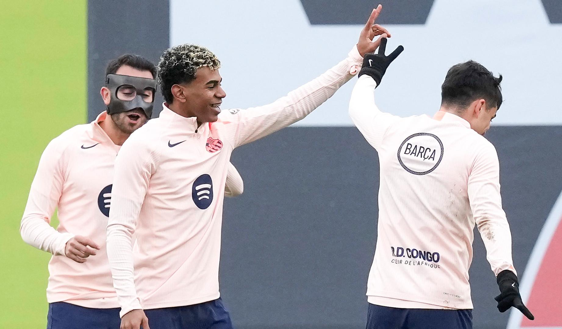 Los jugadores del FC Barcelona Eric García (i), Lamine Yamal y Pedri González (d) durante el entrenamiento de su equipo en la ciudad deportiva Joan Gamper para preparar el partido de Copa del Rey