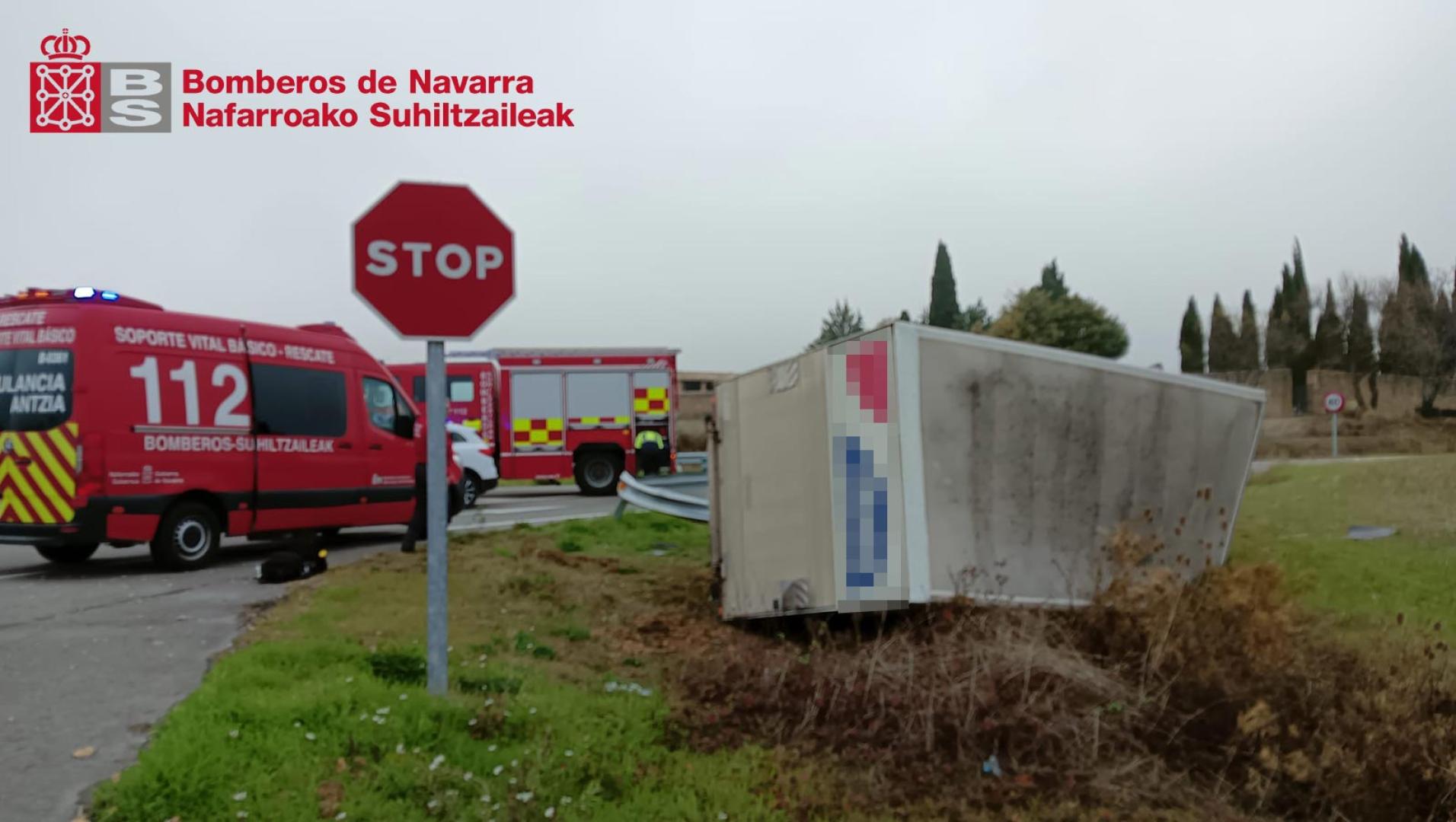 Imagen de cómo ha quedado el camión accidentado en Allo este lunes