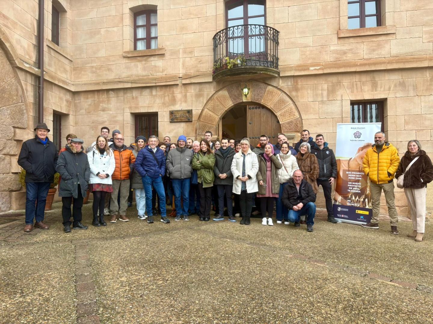 Los asistentes a la inauguración posan en el exterior del santuario de Codés, en Torralba del Río,